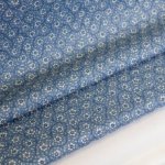 Katoen blauw met wit bloemenpatroon