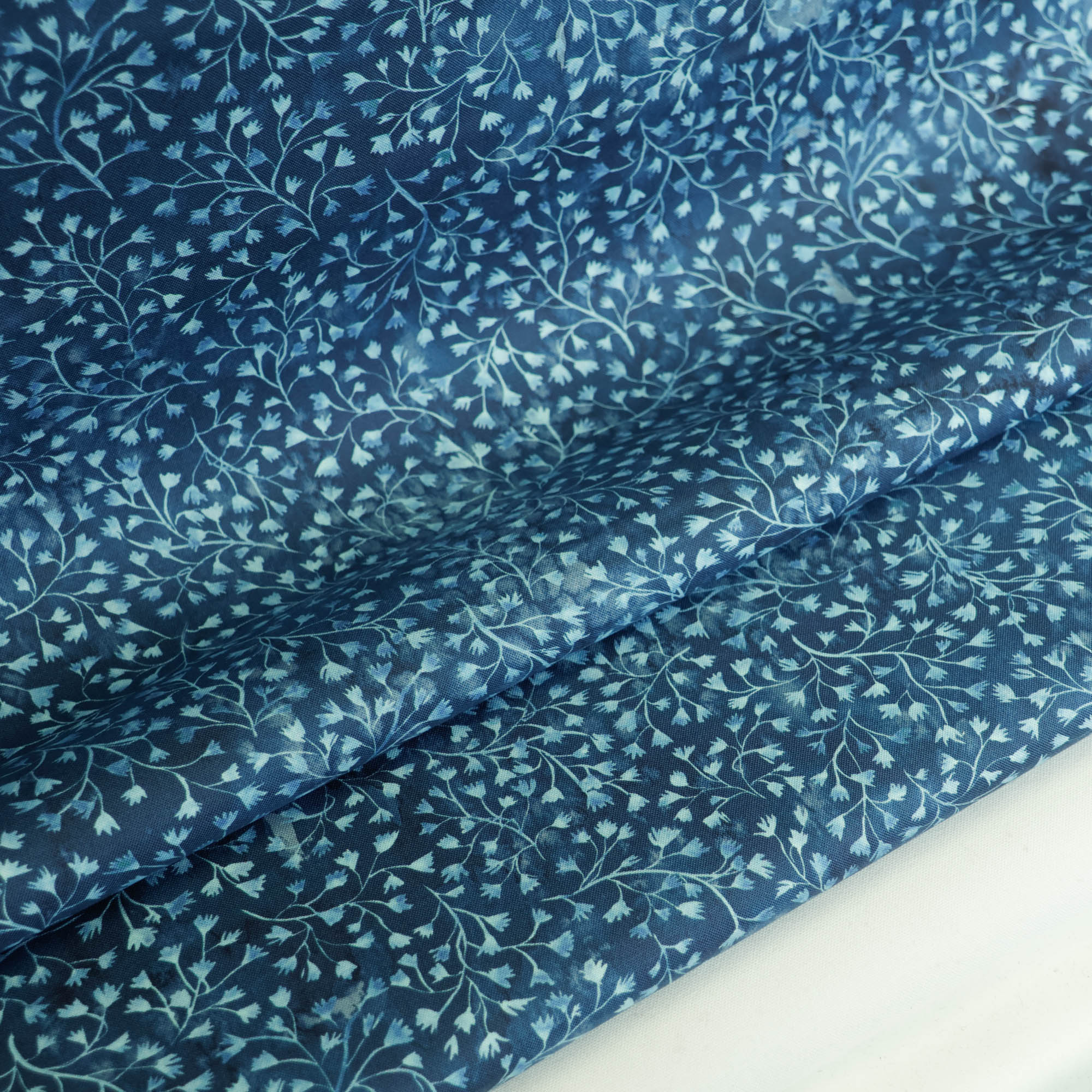Katoen blauw met bloemenpatroon