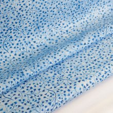 Katoen lichtblauw met bloemenpatroon