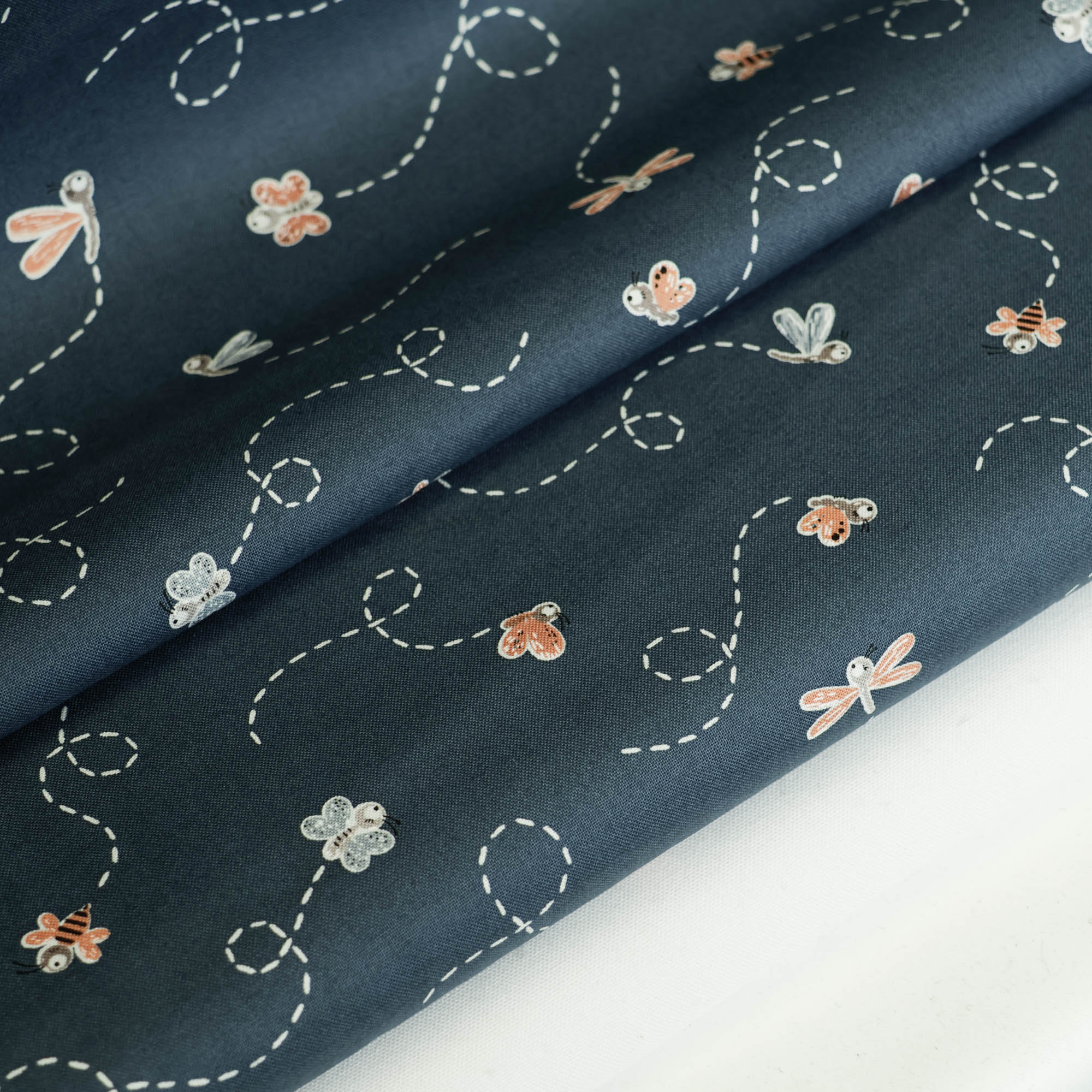 Katoen blauw met vlindertjes en vliegjes