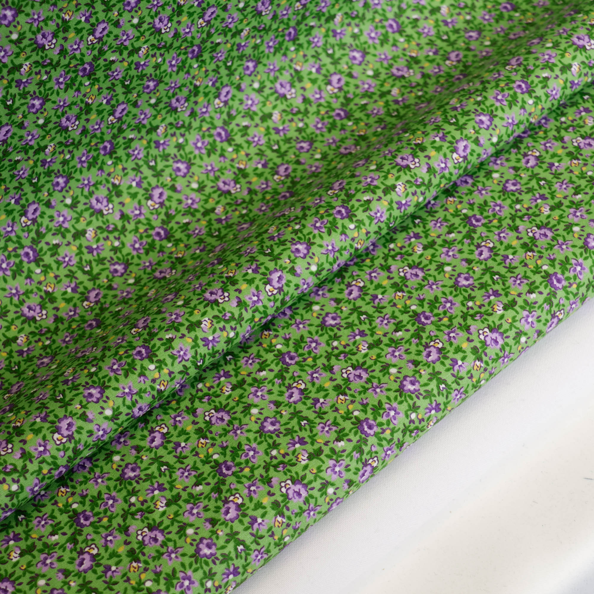 Katoen groen met paarse bloemetjes