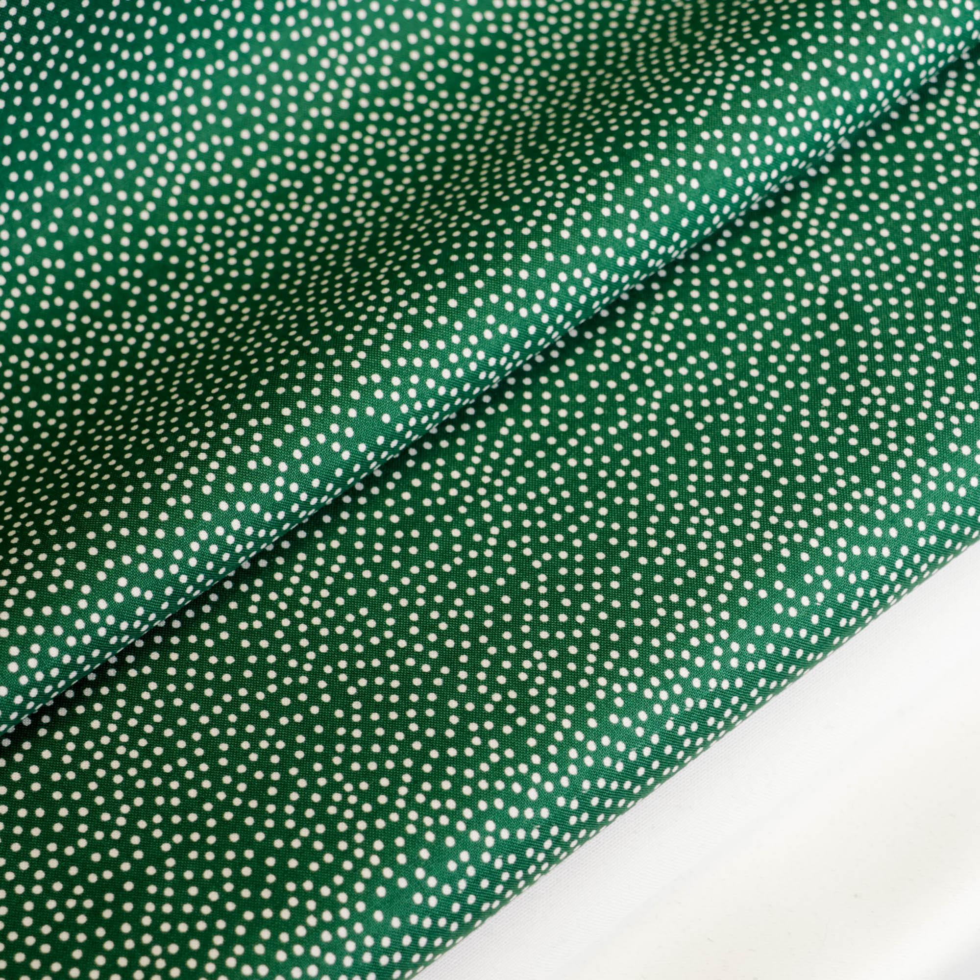 Katoen donkergroen met witte bolletjes