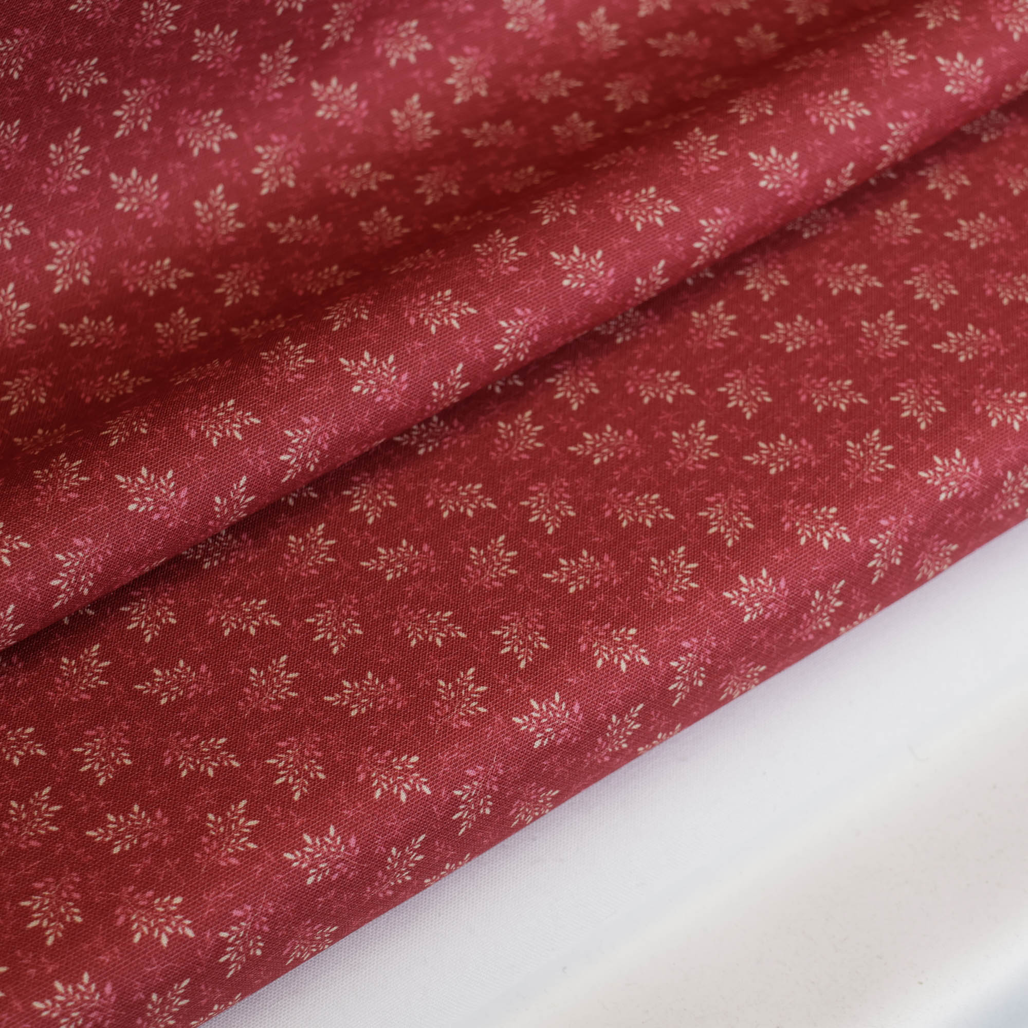 Katoen rood met blaadjes