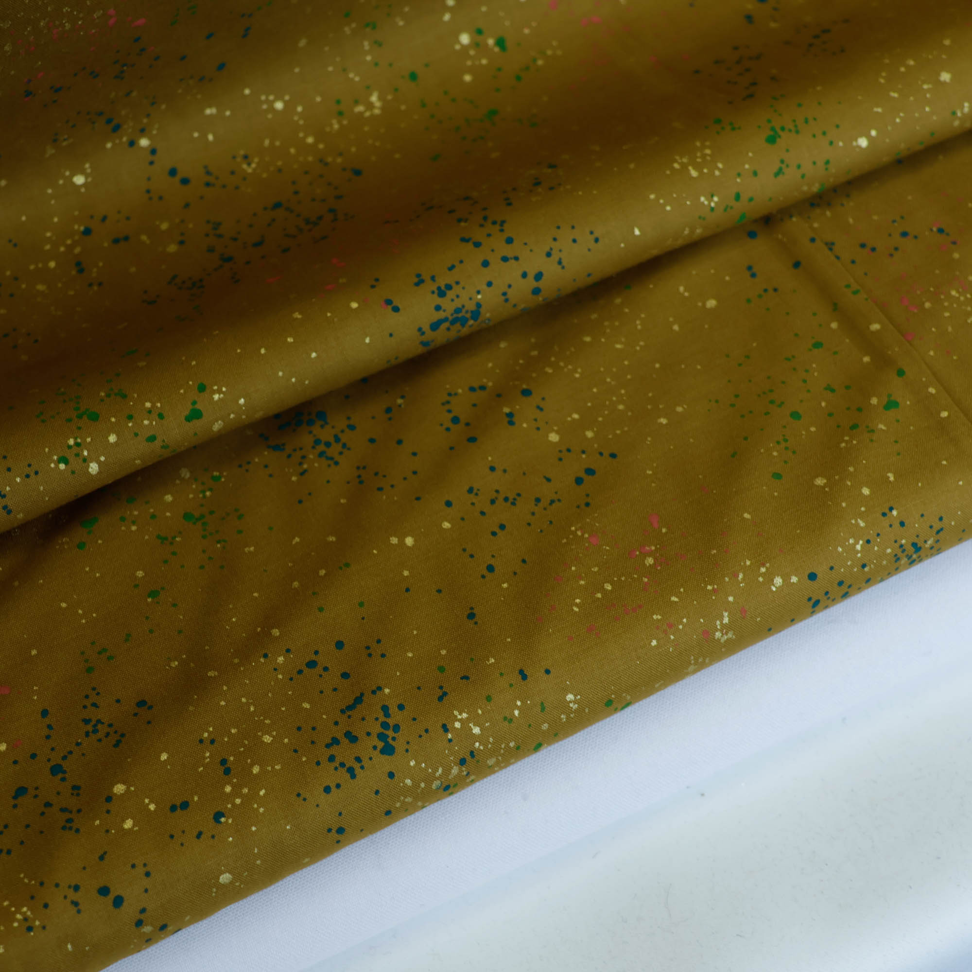 Katoen mosterdgroen met gekleurde spatten