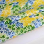 Katoen met blauw-geel-groene bloemetjes