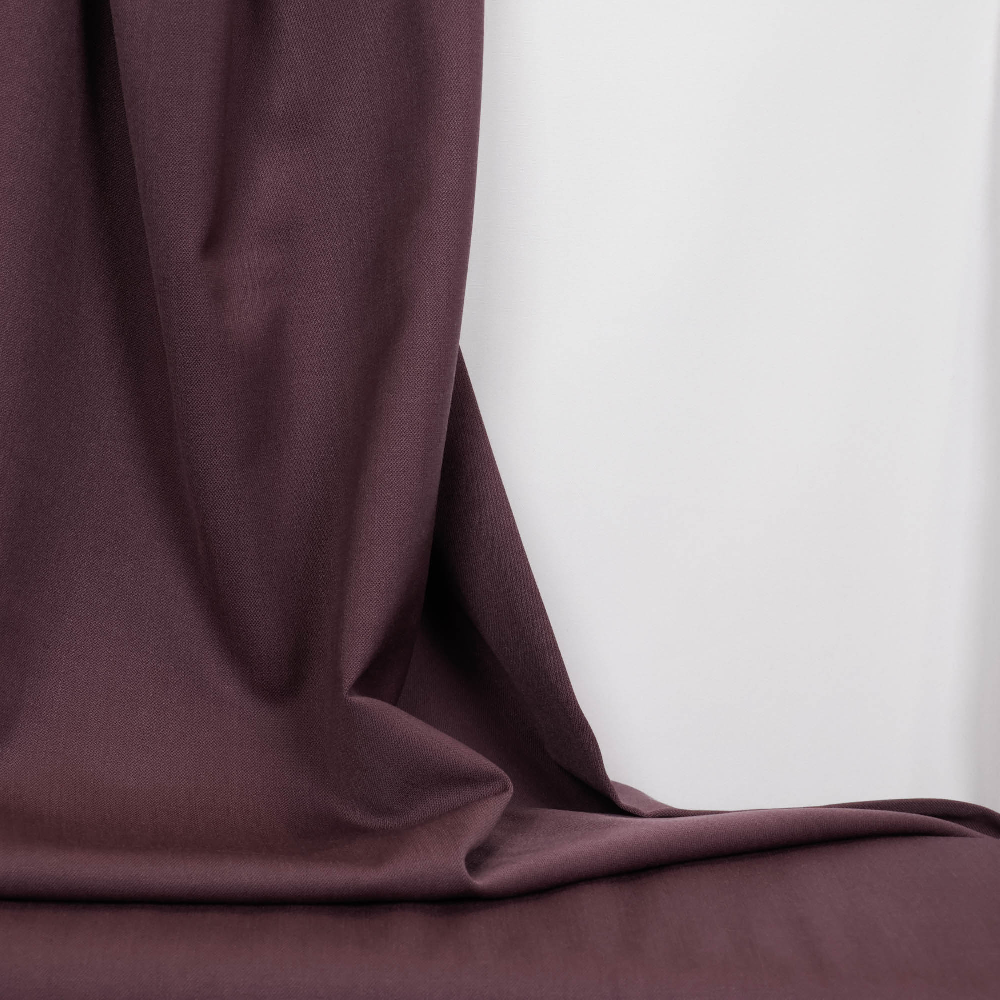 Fijne wolmengeling met lichte stretch aubergine
