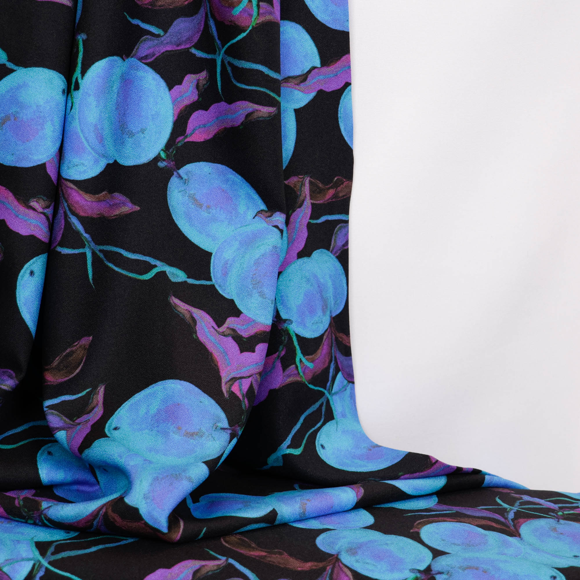 Viscose crêpe zwart met blauw motief   - A La Ville