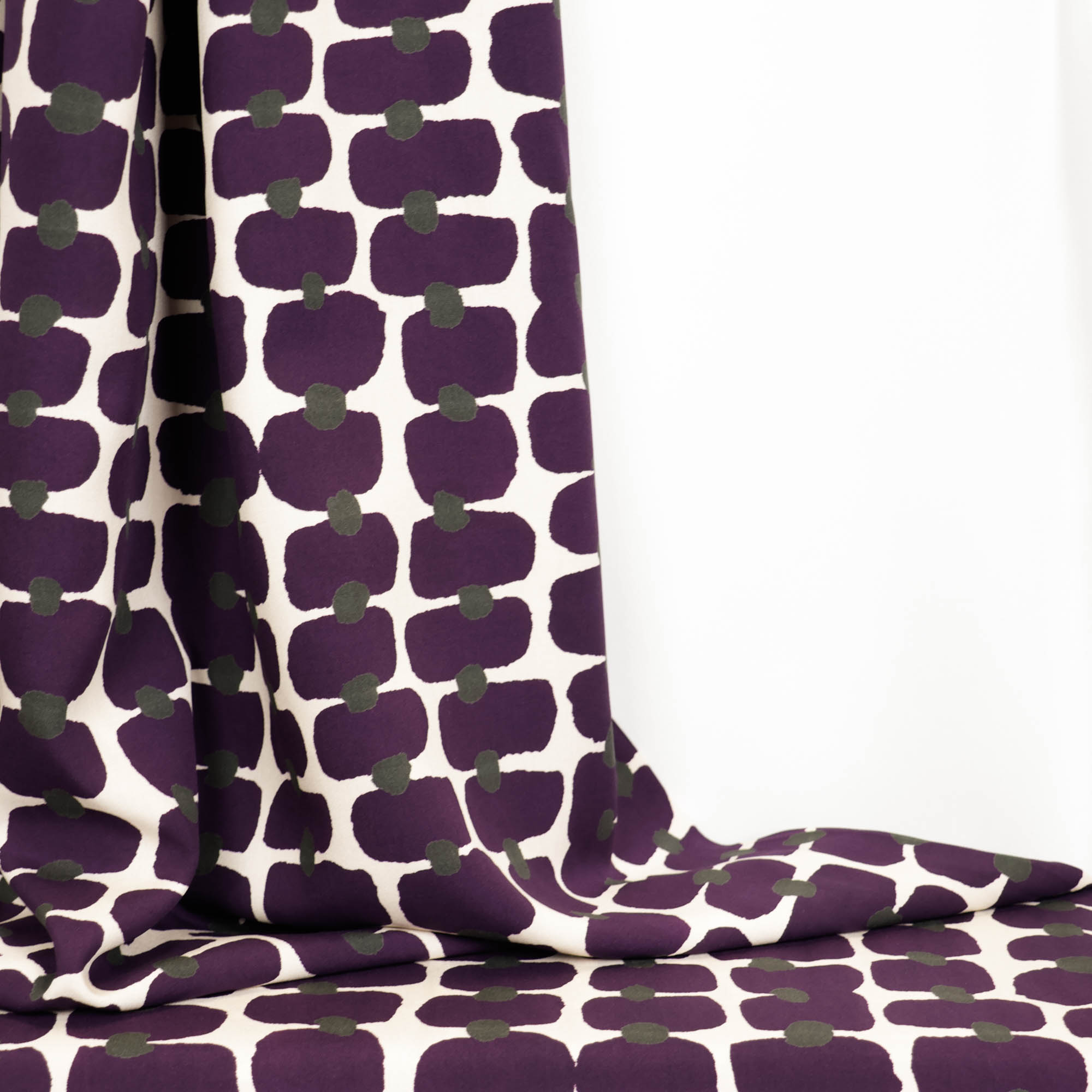 Viscose ecru met paars abstract patroon   - Knipmode