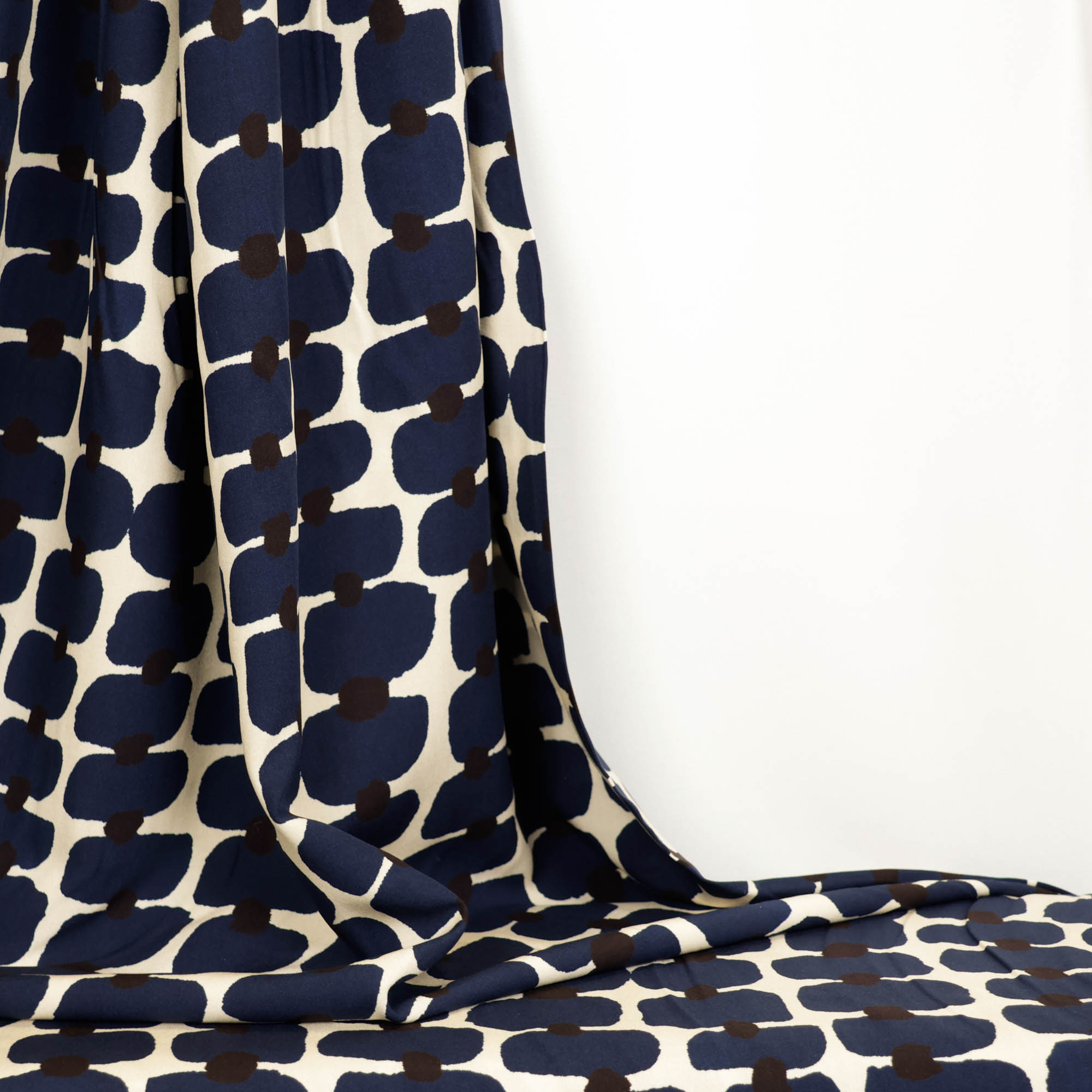 Viscose ecru met blauw abstract patroon   - A La Ville