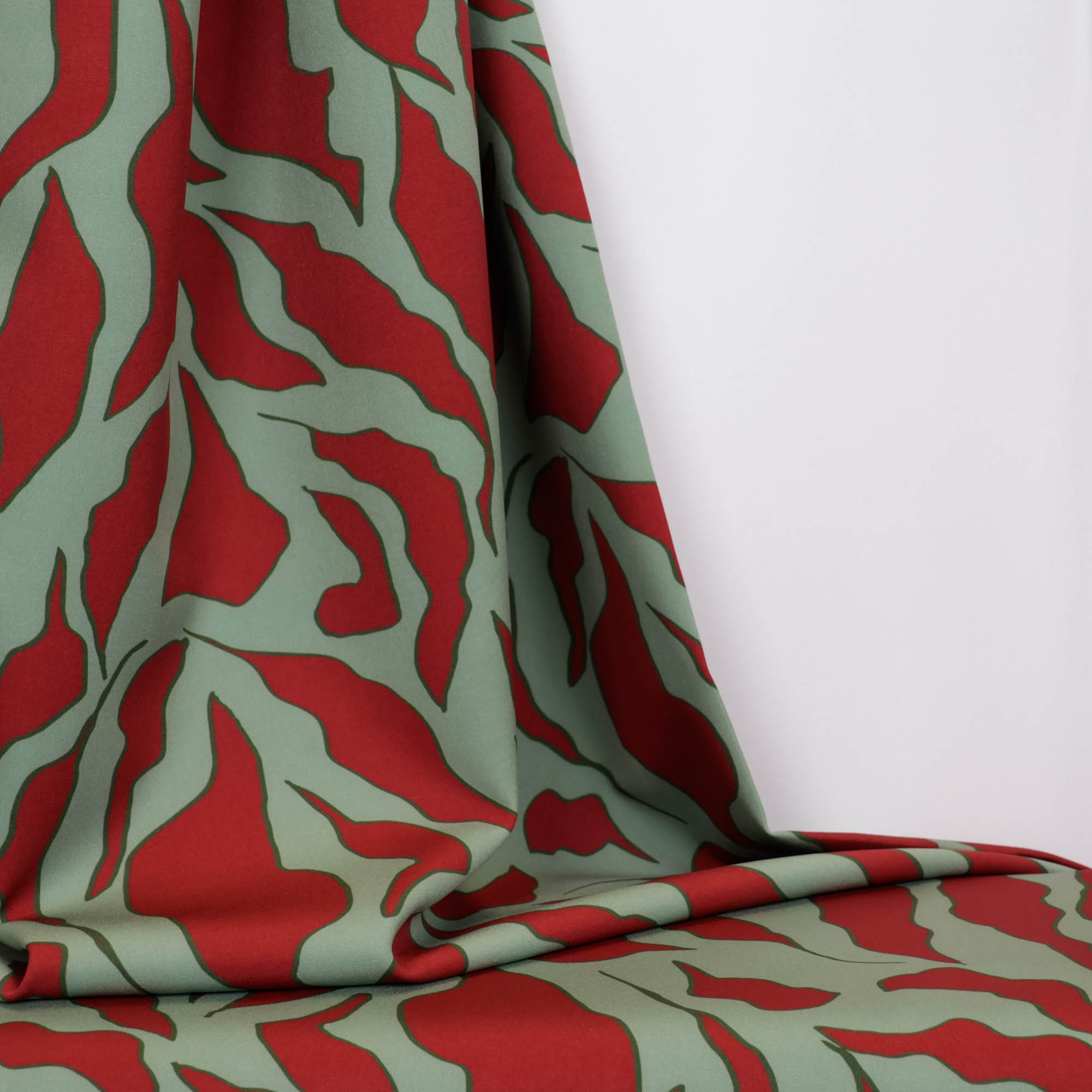 Polyester lichte stretch groen met rood tijgerpatroon   - A La Ville
