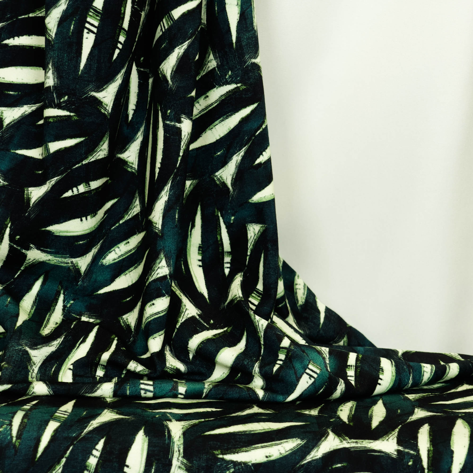 Viscose tricot wit met groen patroon