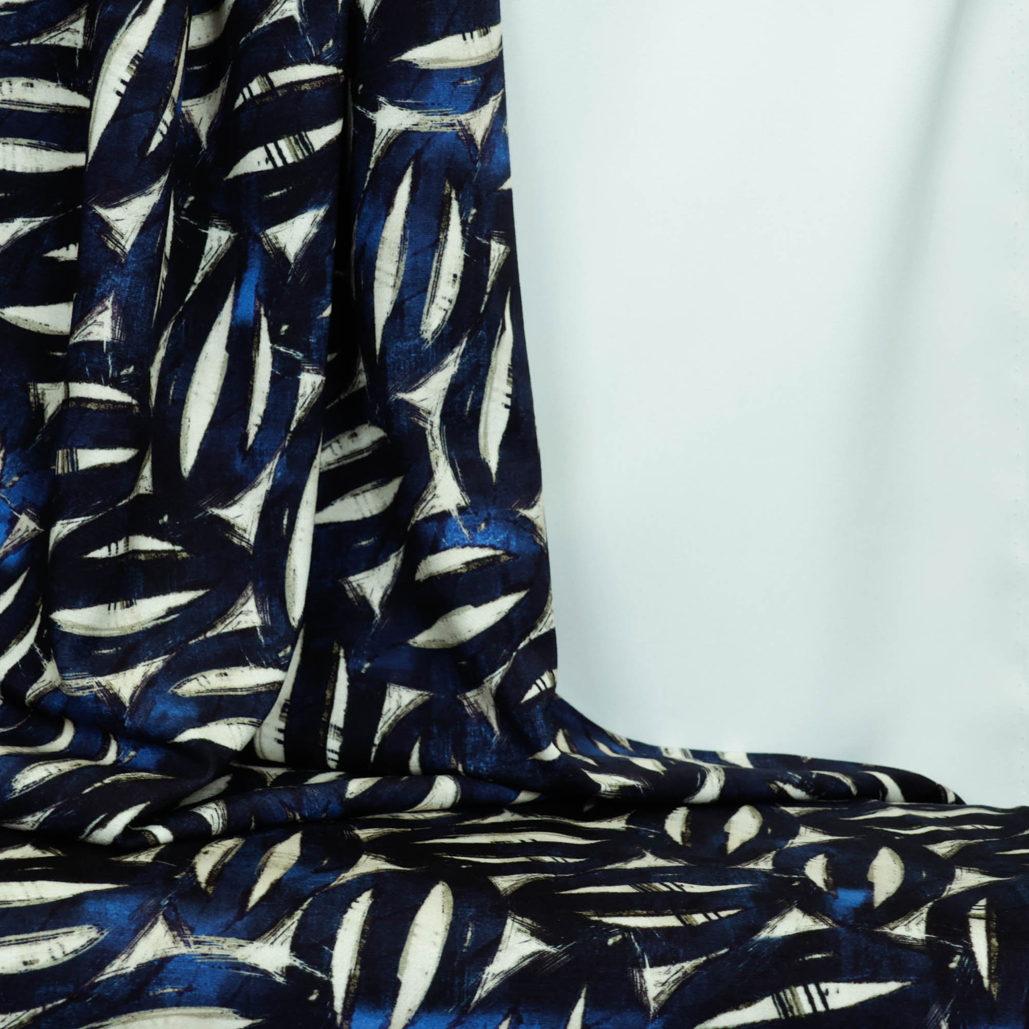 Viscose tricot ecru met blauw patroon