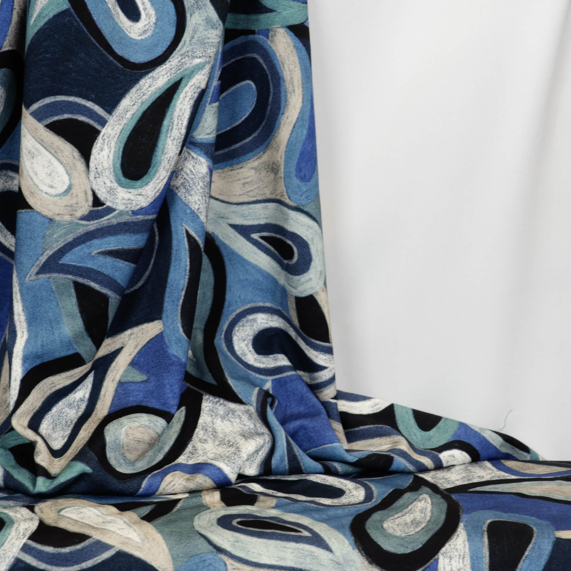 Viscose tricot met blauw patroon