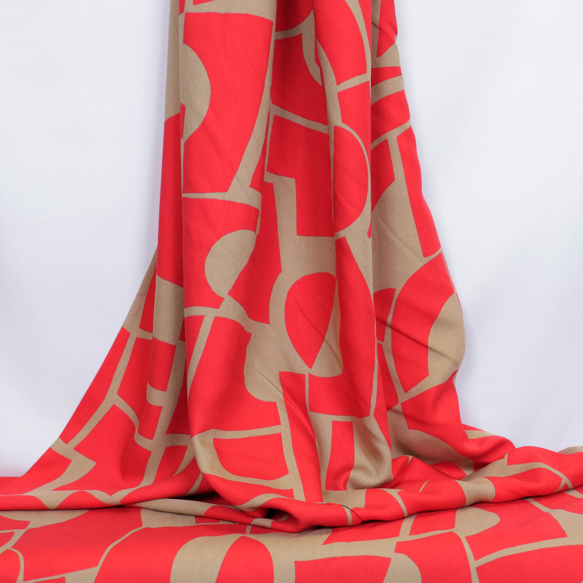 Viscose twill lichtbruin met roze patroon