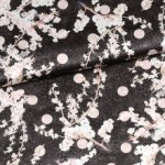 Polyester donkerbruin met bloemen - Knipmode september 2025