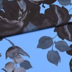 Polyester blauw met sierlijke zwarte bloemen