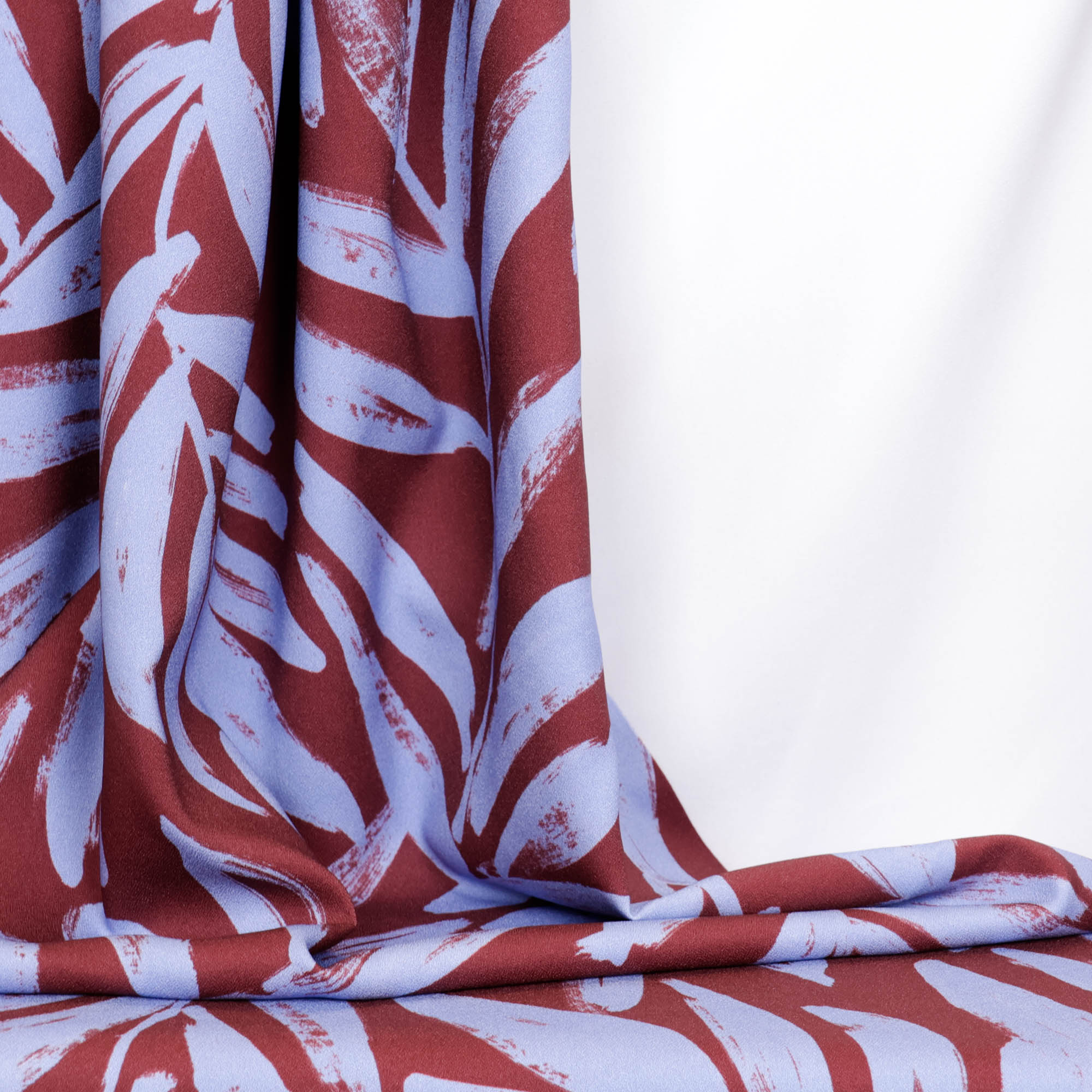 Viscose crêpe bruin met lichtblauw bloemenpatroon