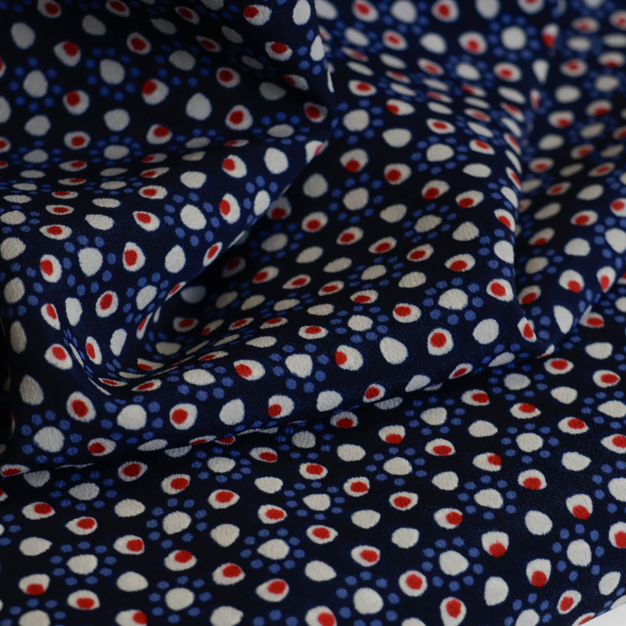 Polyester crêpe blauw met stippen