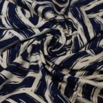 Katoentricot gebroken wit met donkberblauwe vegen