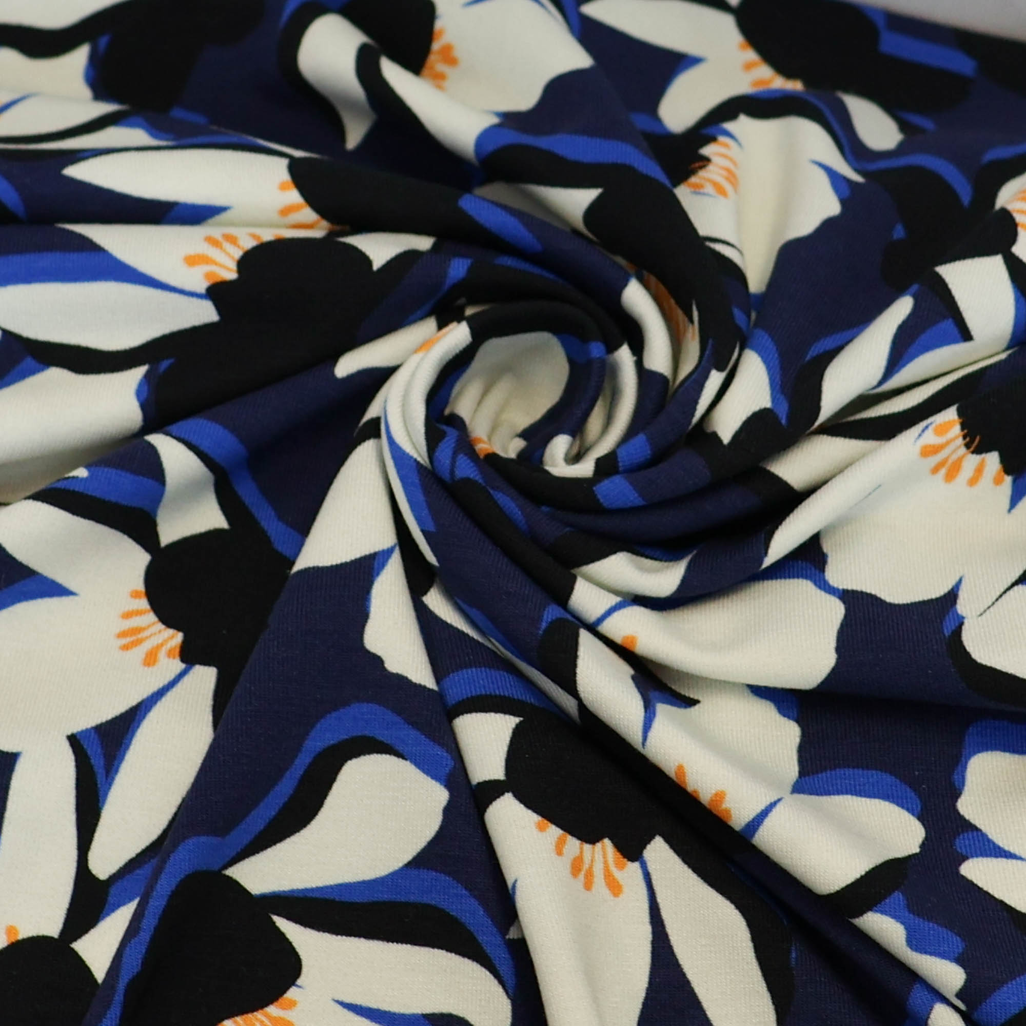 Katoentricot donkberblauw met witte bloemen