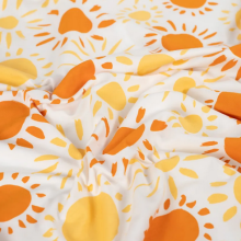 Tricot wit met zonnetjes  - Qjutie & the Qjutest