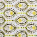 Broderie met groene/gele figuren  - Knipmode