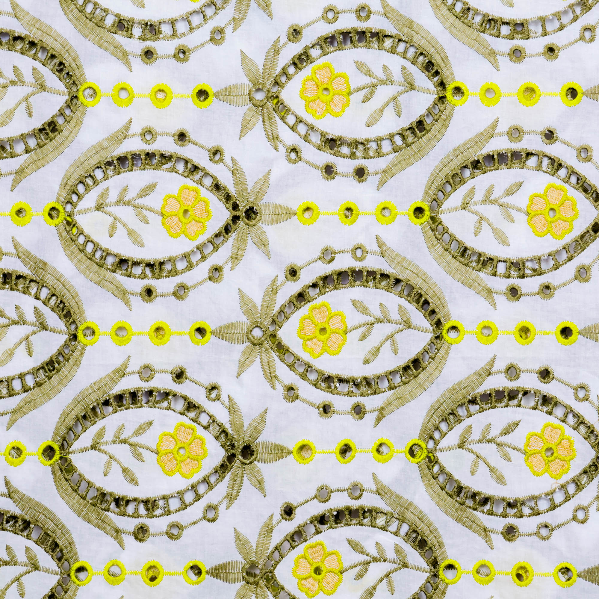 Broderie met groene/gele figuren  - Knipmode