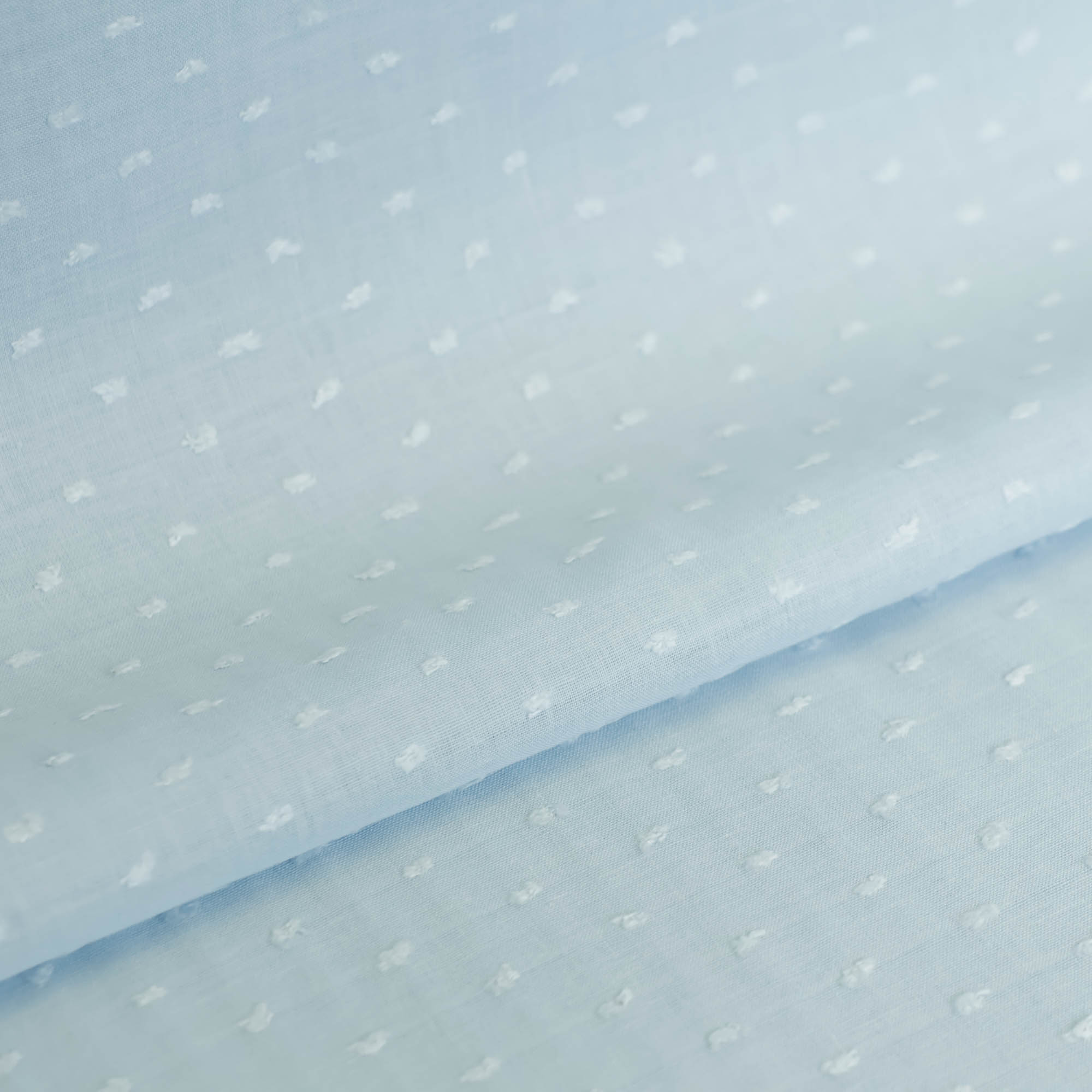 Katoen lichtblauw met geborduurde stippen