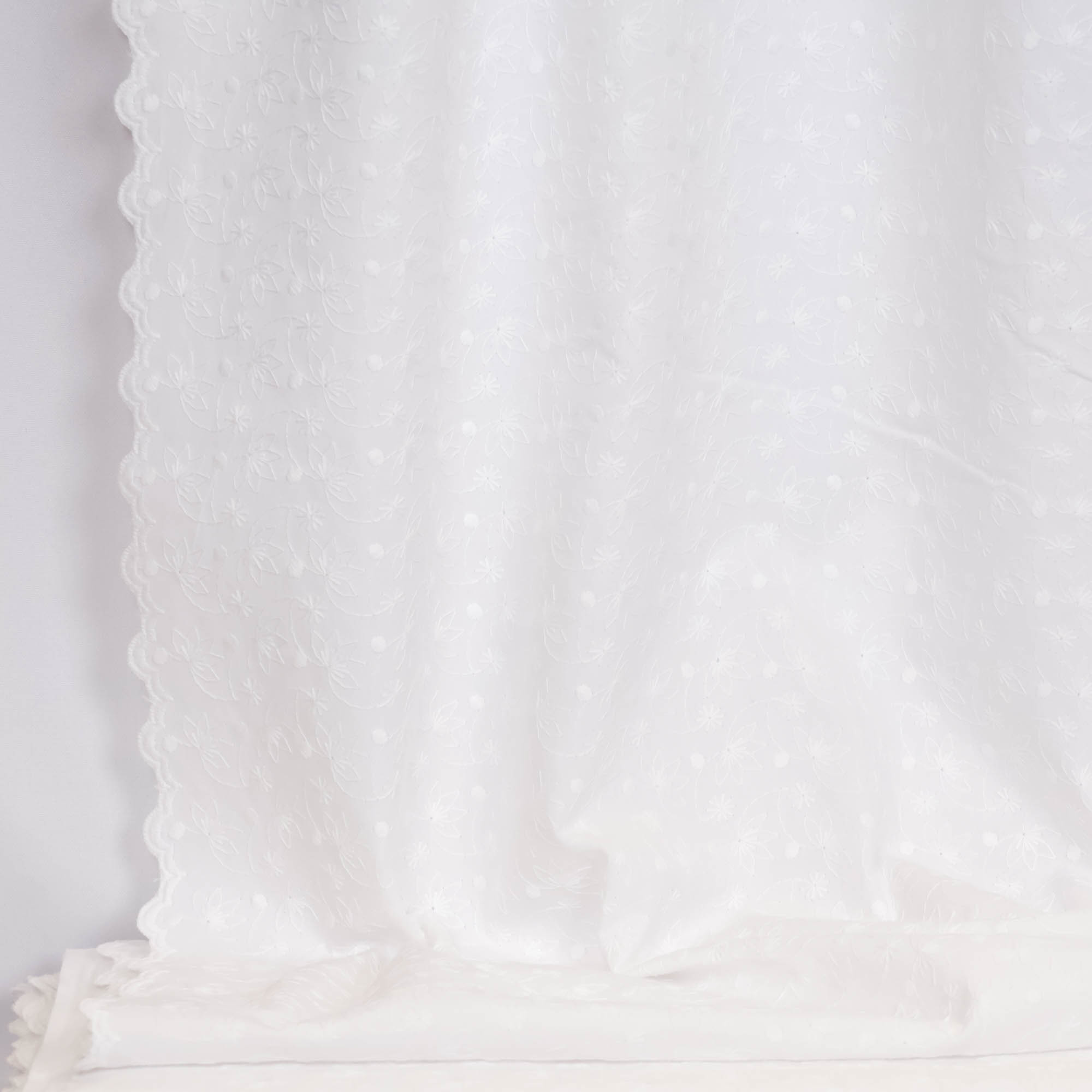 Broderie wit met bloemetjes