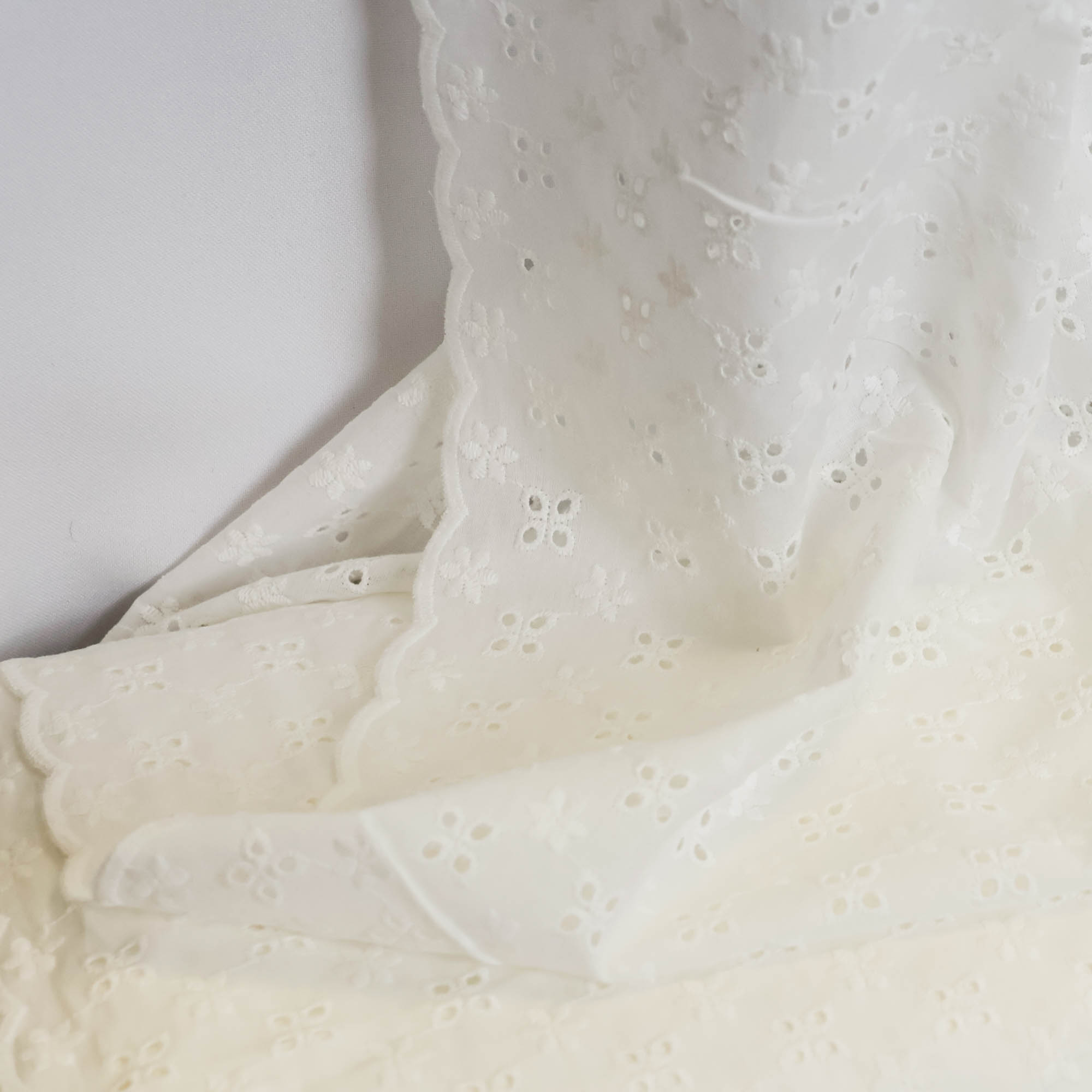 Broderie wit met bloemetjes