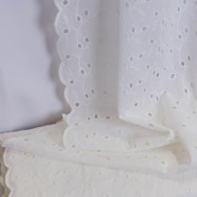 Broderie wit met blaadjes