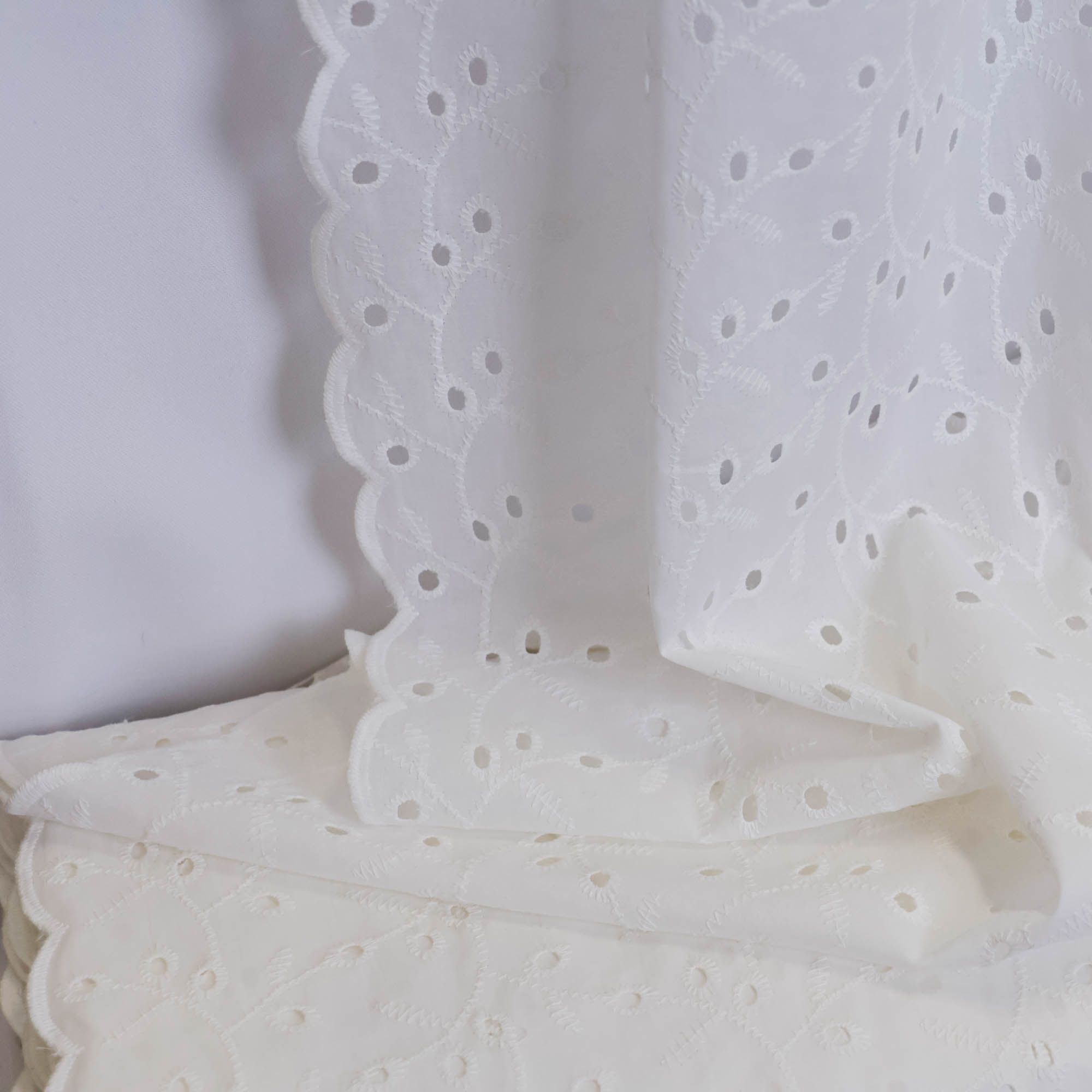 Broderie wit met blaadjes