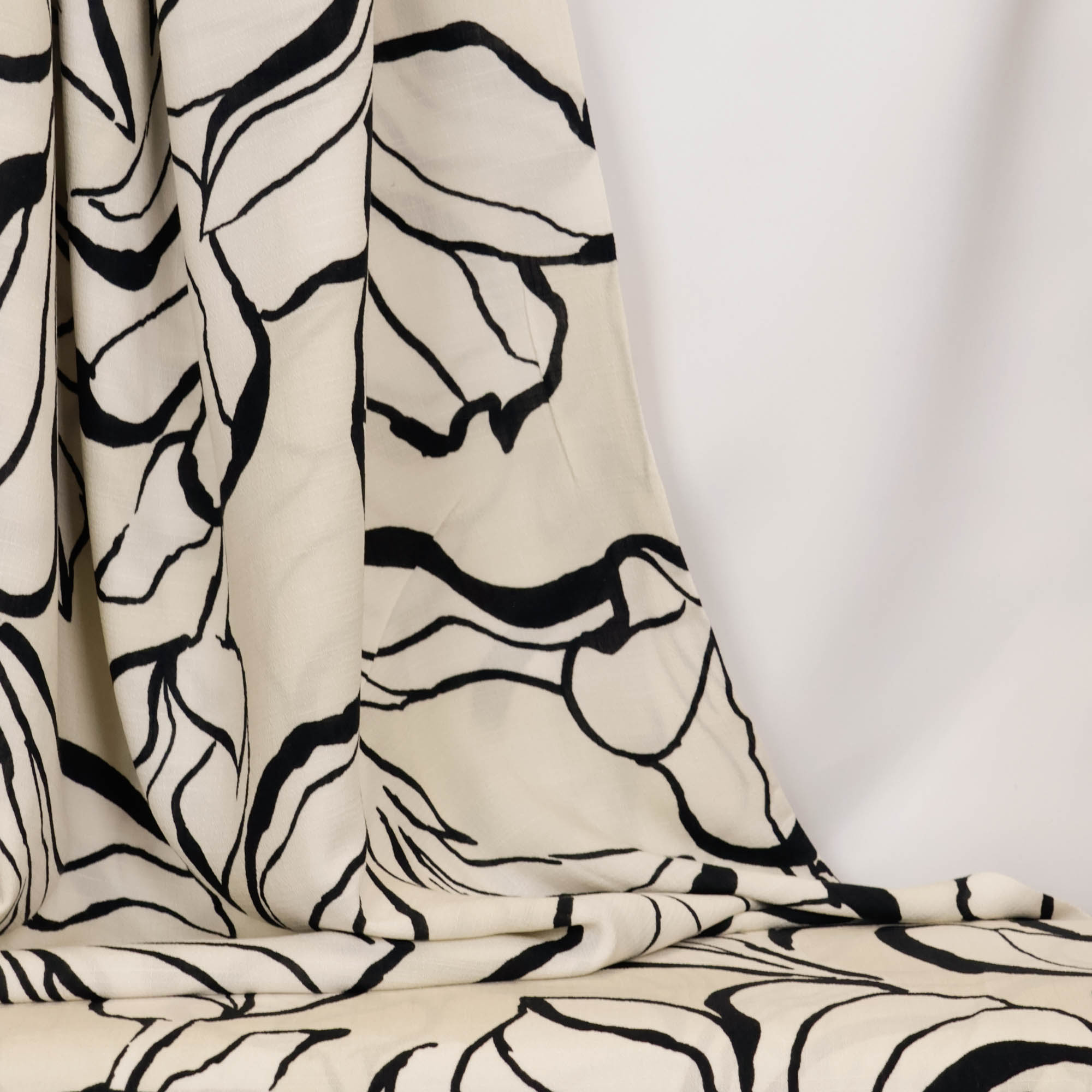 Viscose licht beige met zwart patroon