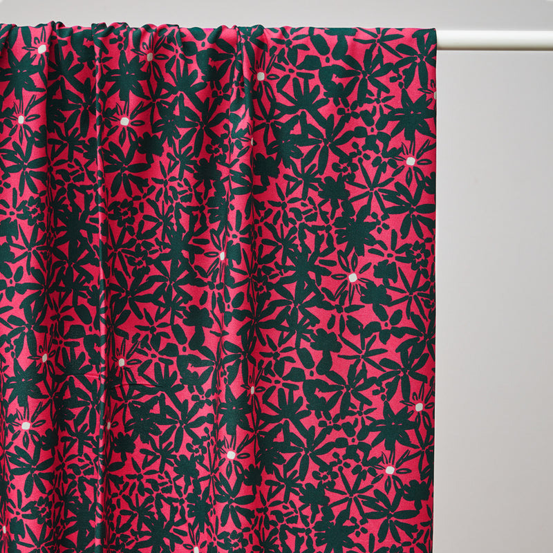 Viscose crêpe fuchsia met donkere 'Pumpkin' bloemen 'Flowery' - Mind the maker