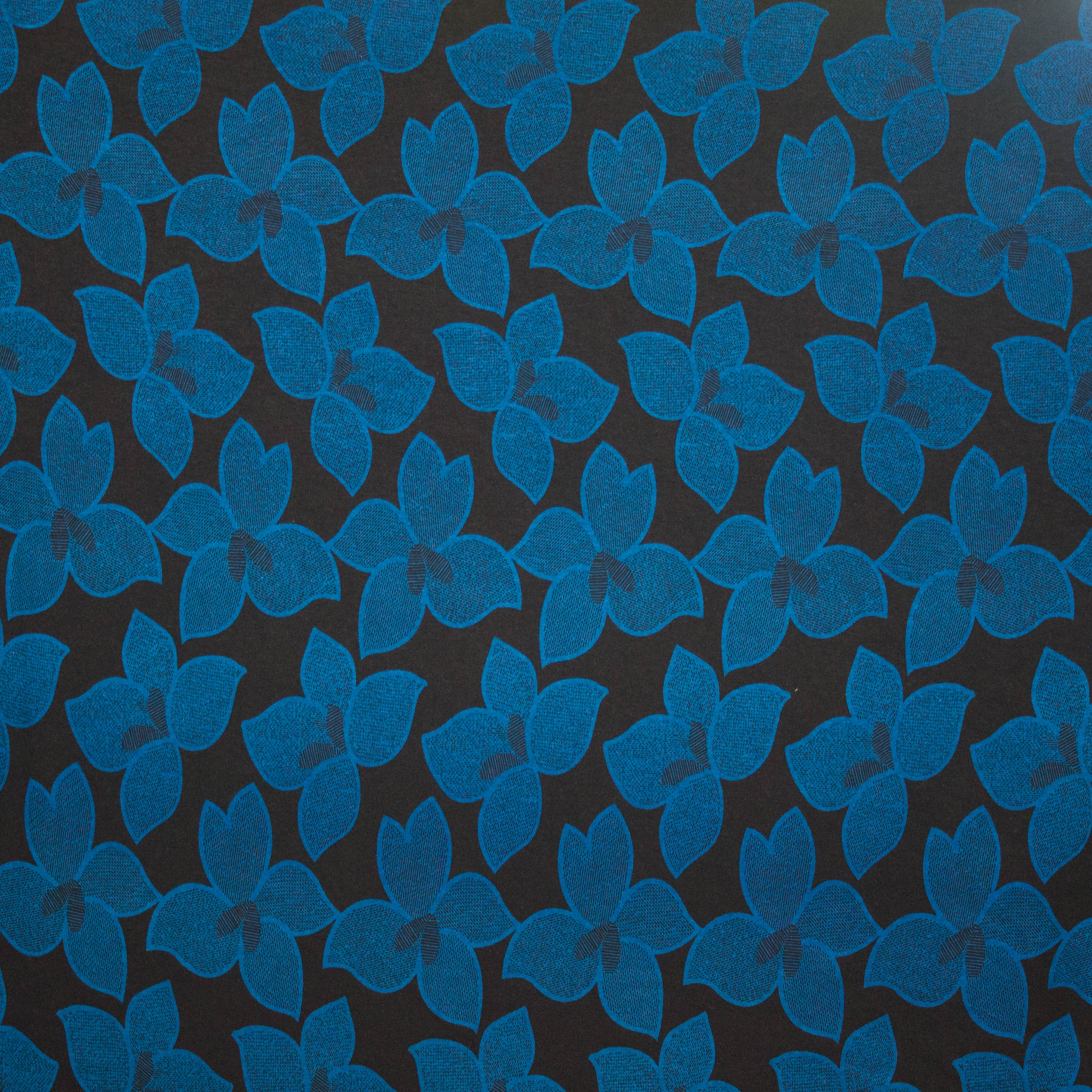 Zwarte viscose  tricot met blauw bloemenmotief