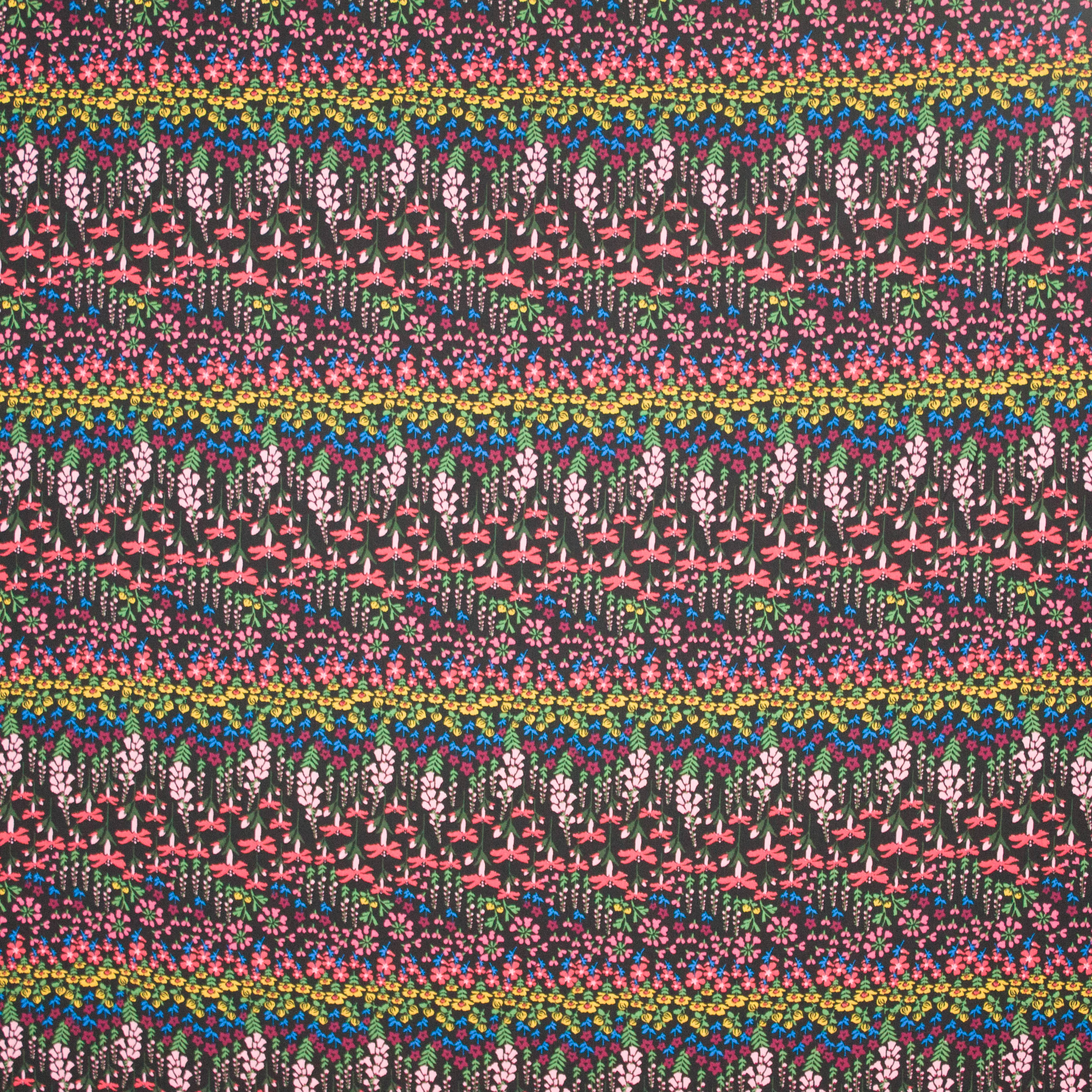 Zwarte viscose met bloemenmotief