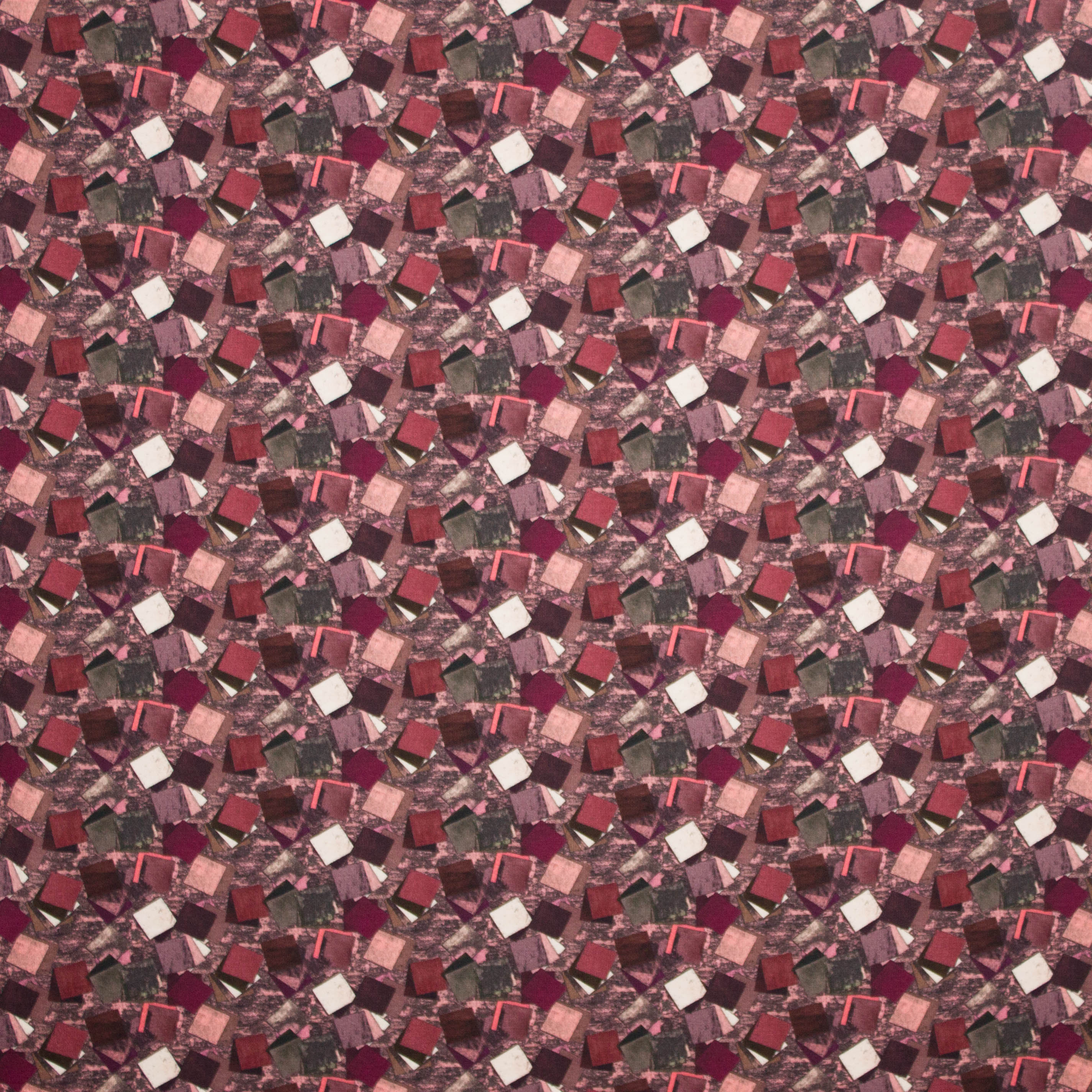 Tricot met aubergine en bordeaux motief
