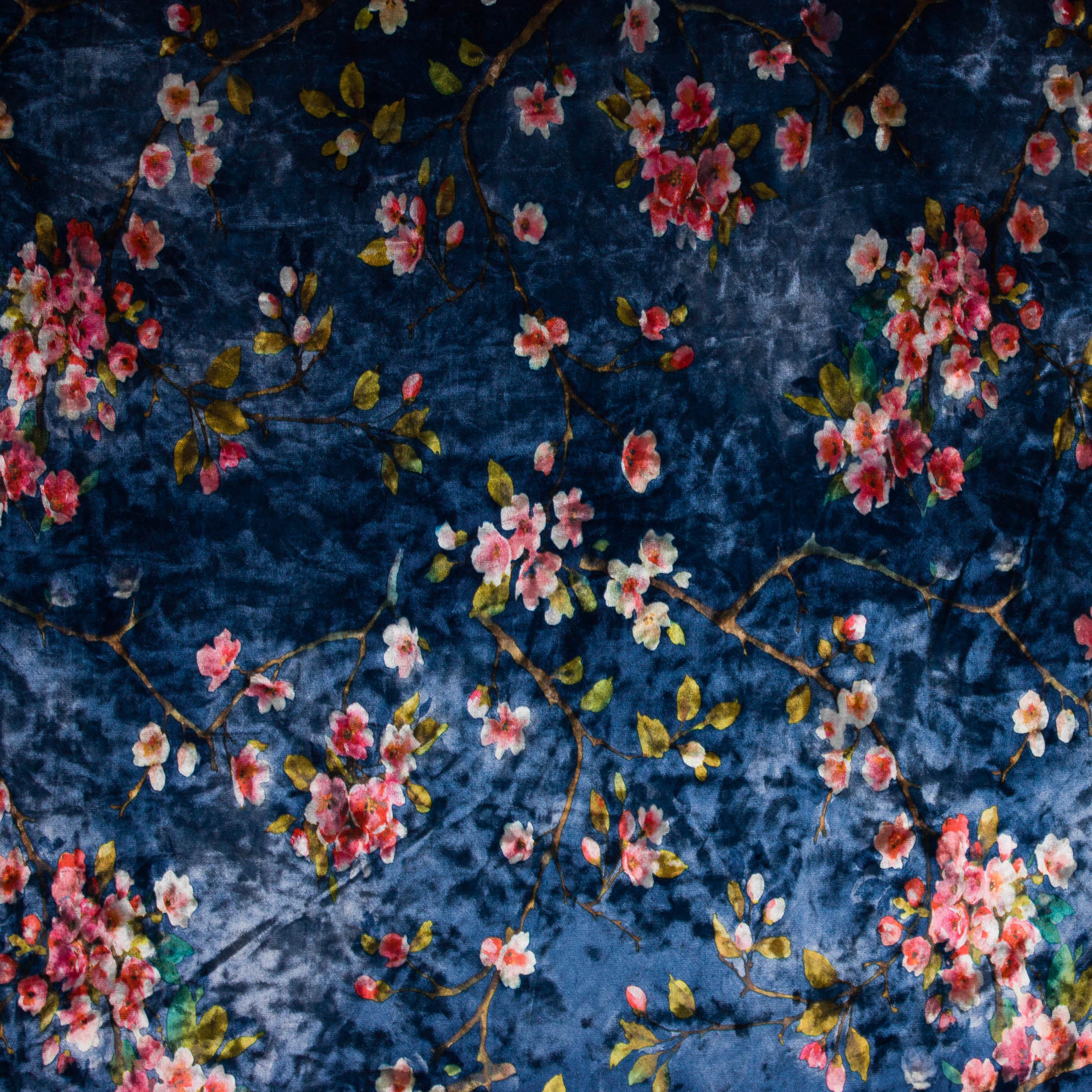 Stretch fluweel/velours in blauw met bloemen