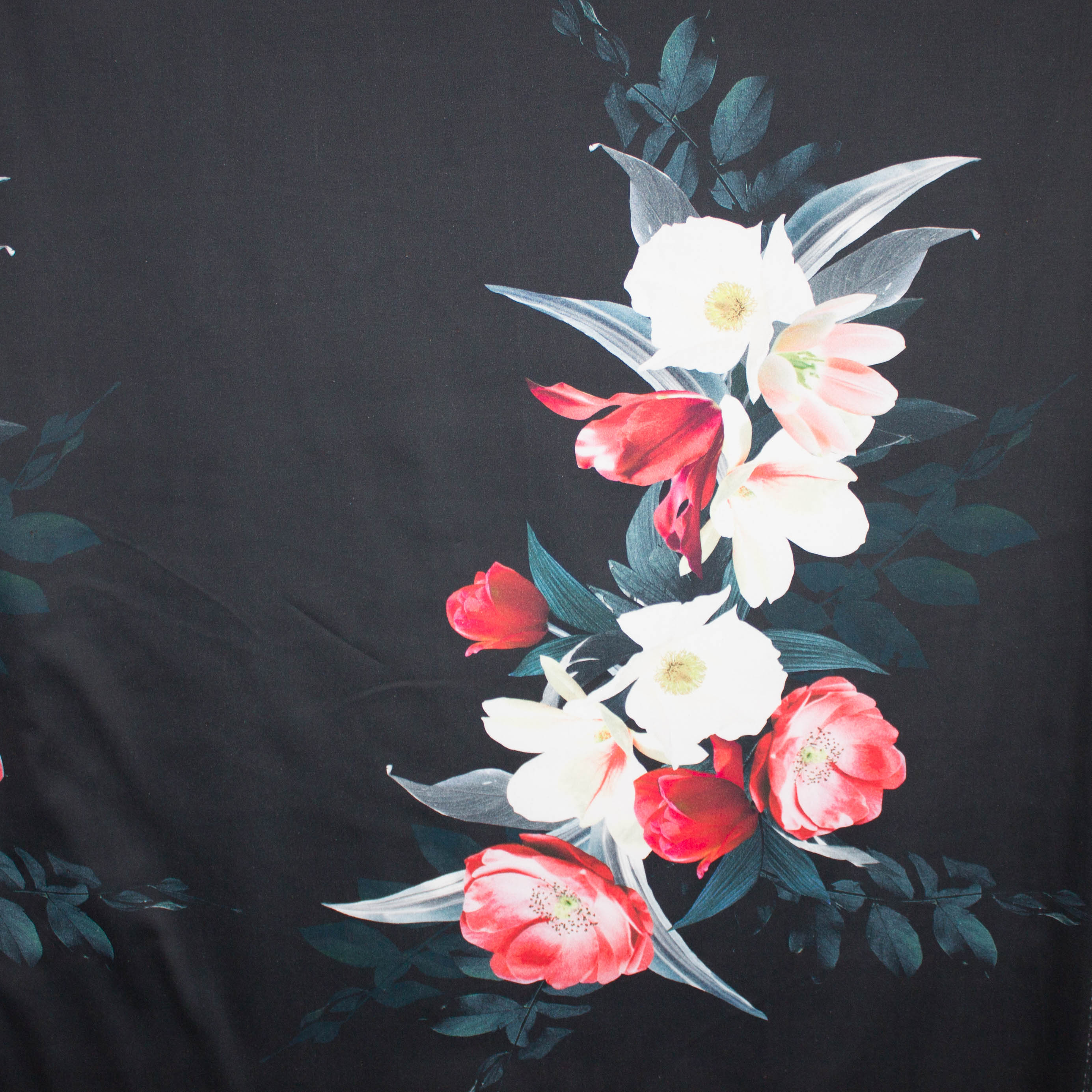 Zwarte stretchkatoen met grote bloemenprint