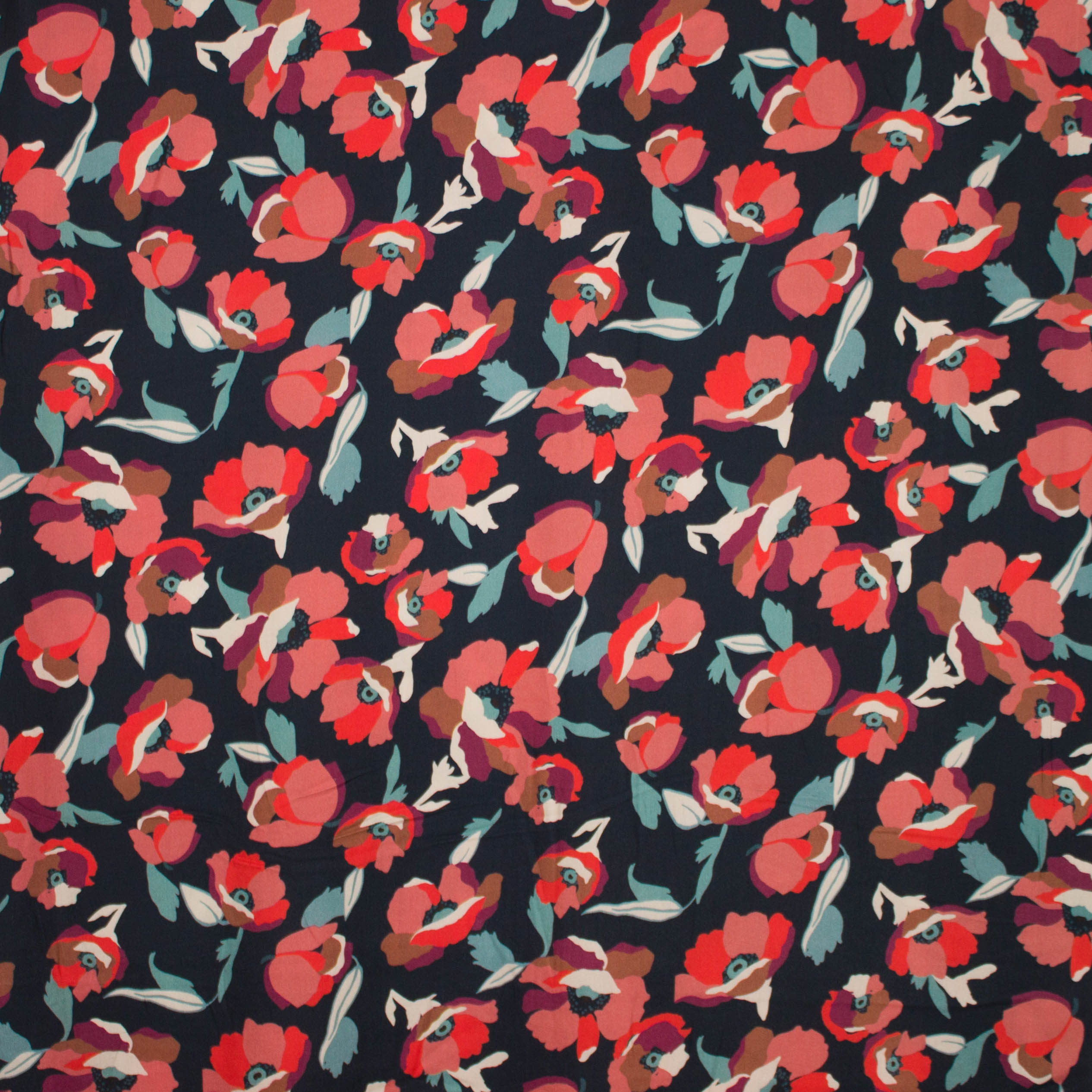 Donkerblauwe Italiaanse viscose met bloemen