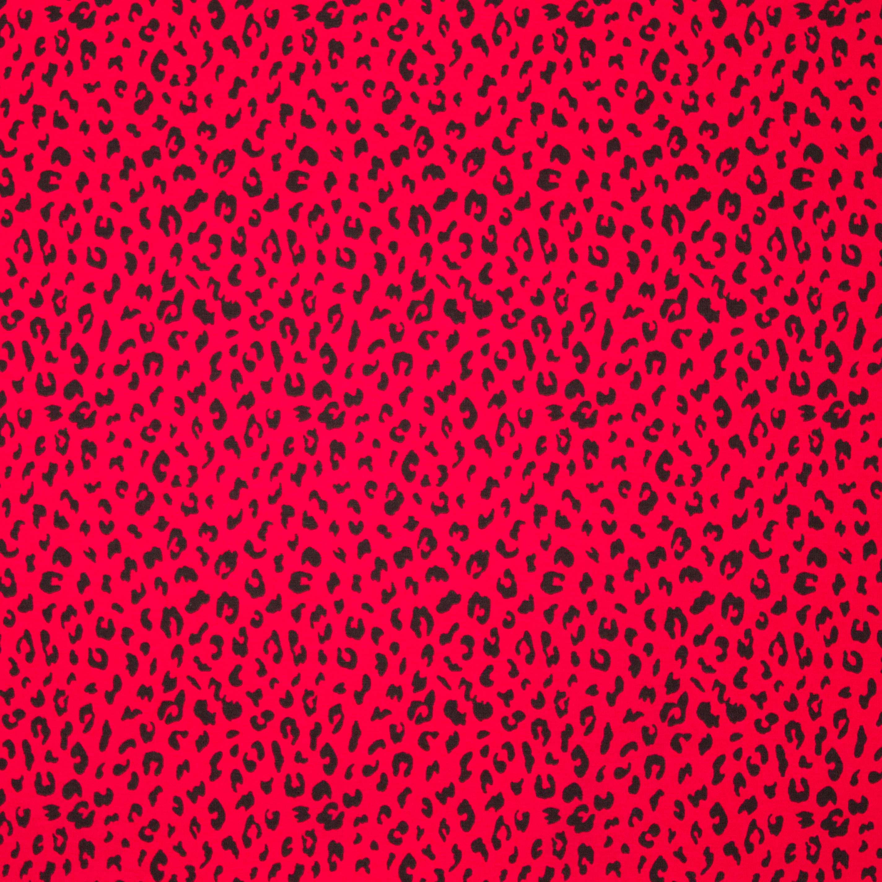 Rode tricot met zwarte pantervlekjes