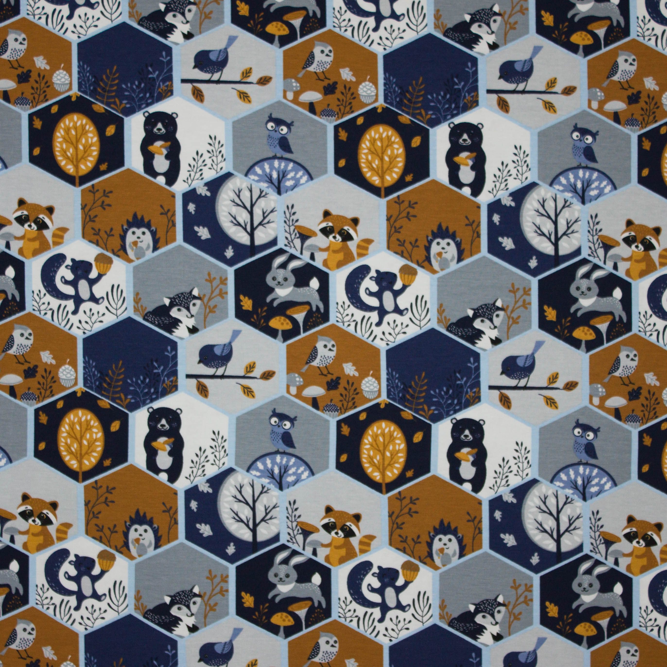 Tricot met motief van zeshoeken, beren, vossen, uiltjes en konijnen