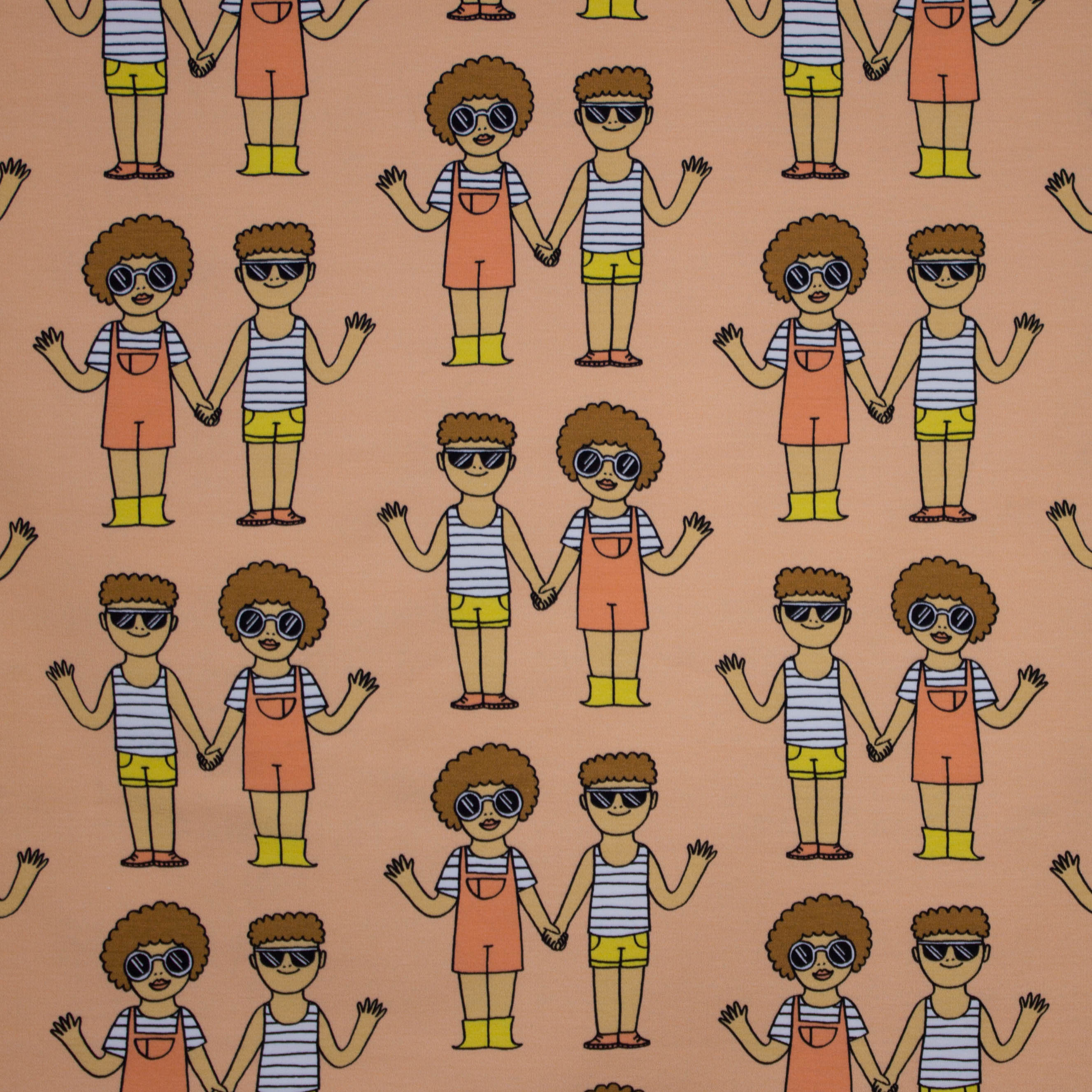 Zalmkleurige french terry met kinderen in zomeroutfit van Eva Mouton