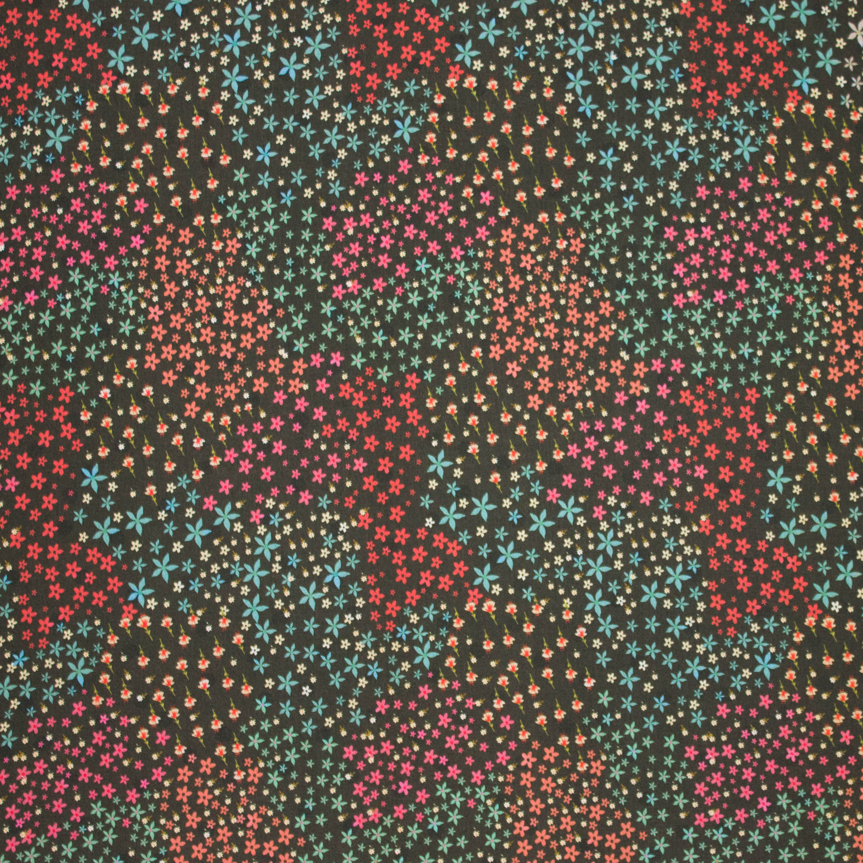 Bruine Italiaanse viscose met bloemen motief