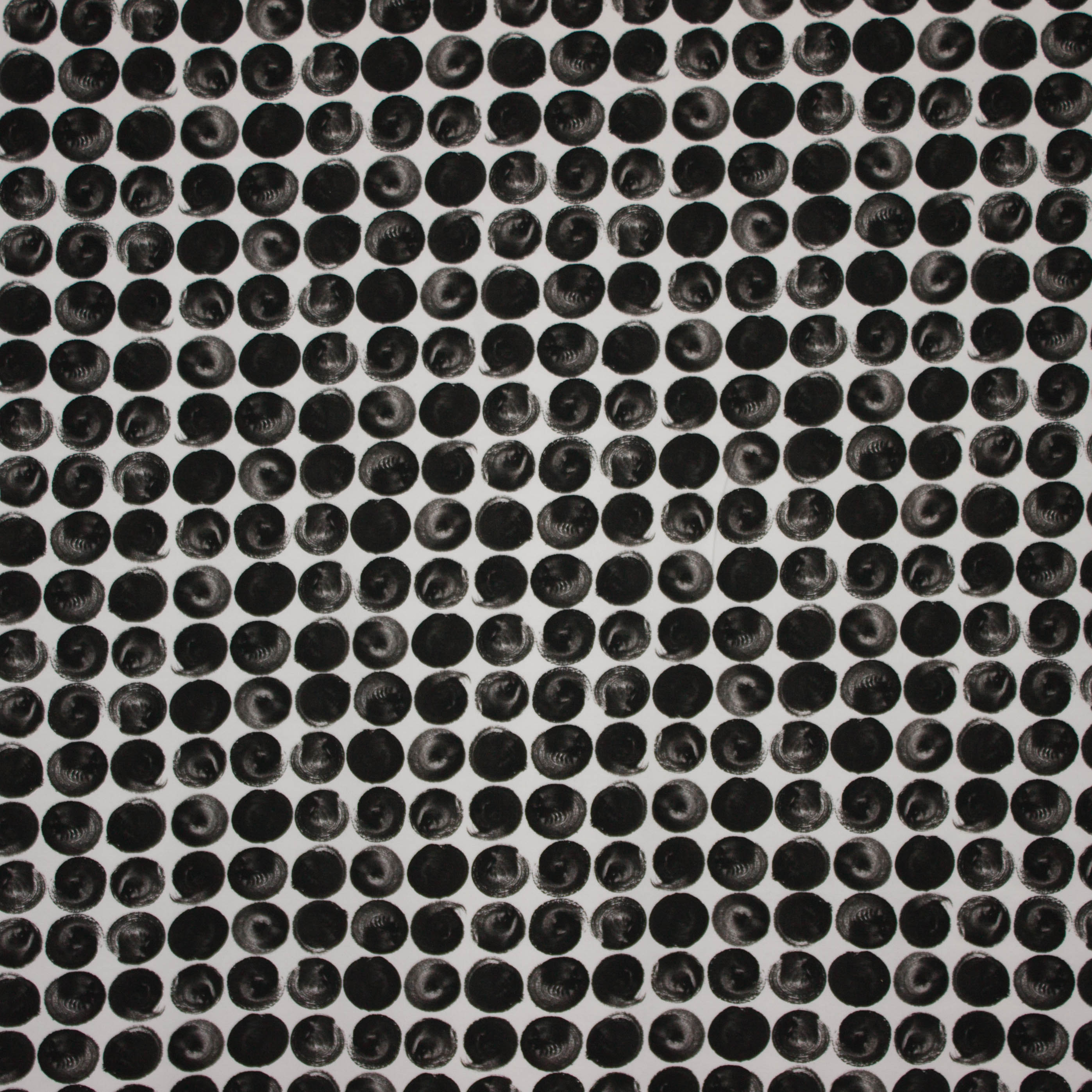 Witte tricot met zwarte bollen
