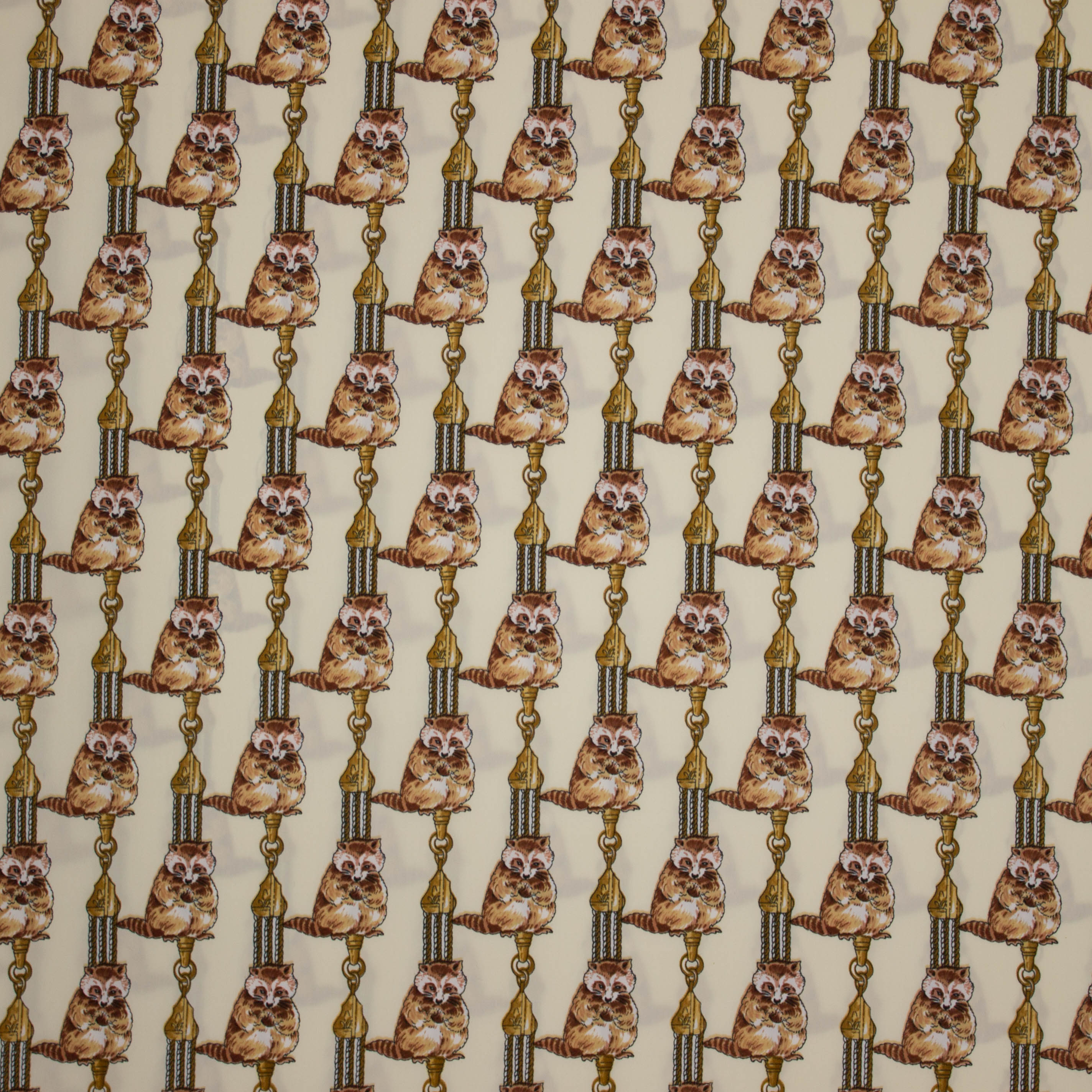 Beige polyester met wasbeer motief