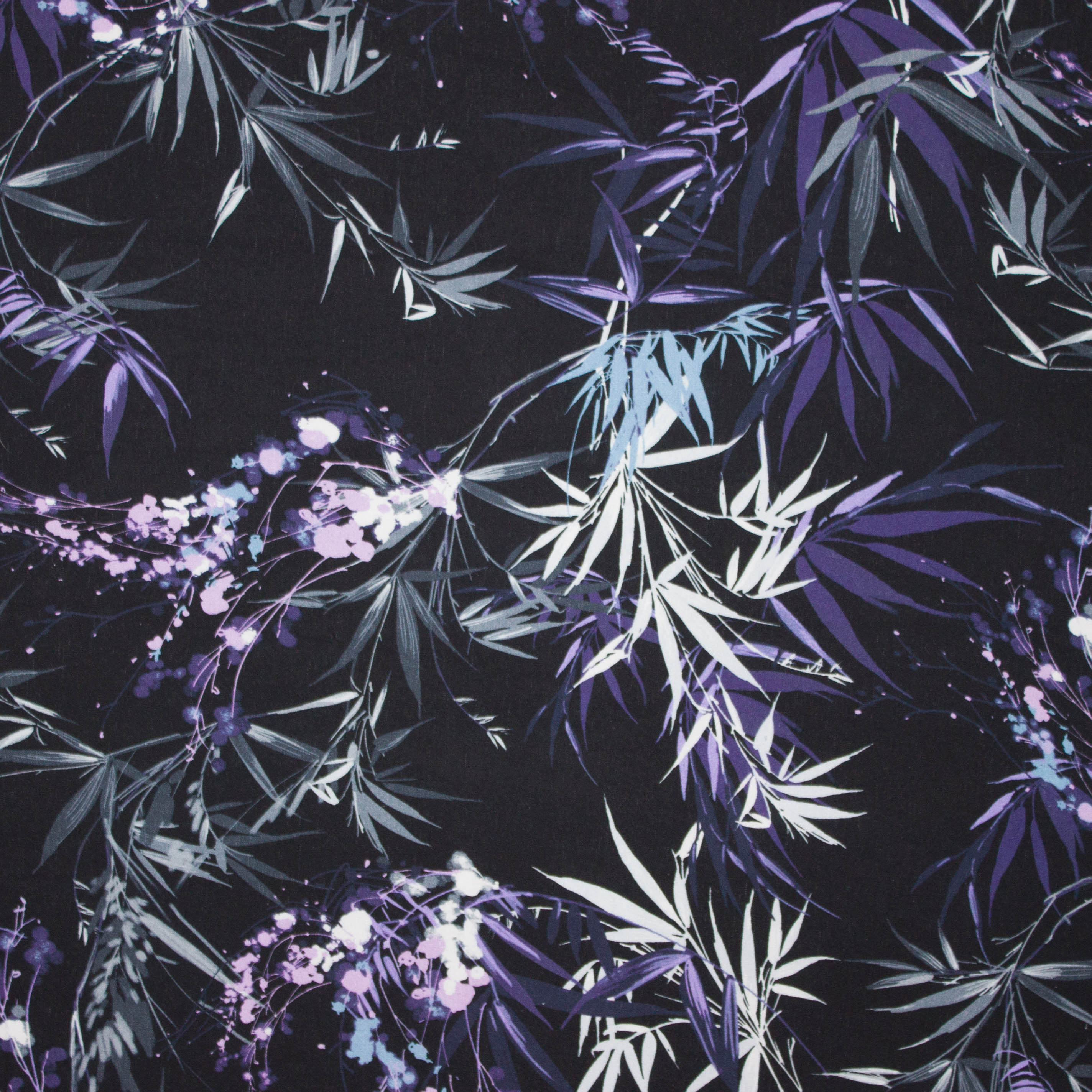 Zwarte viscose met bladeren en bloemen