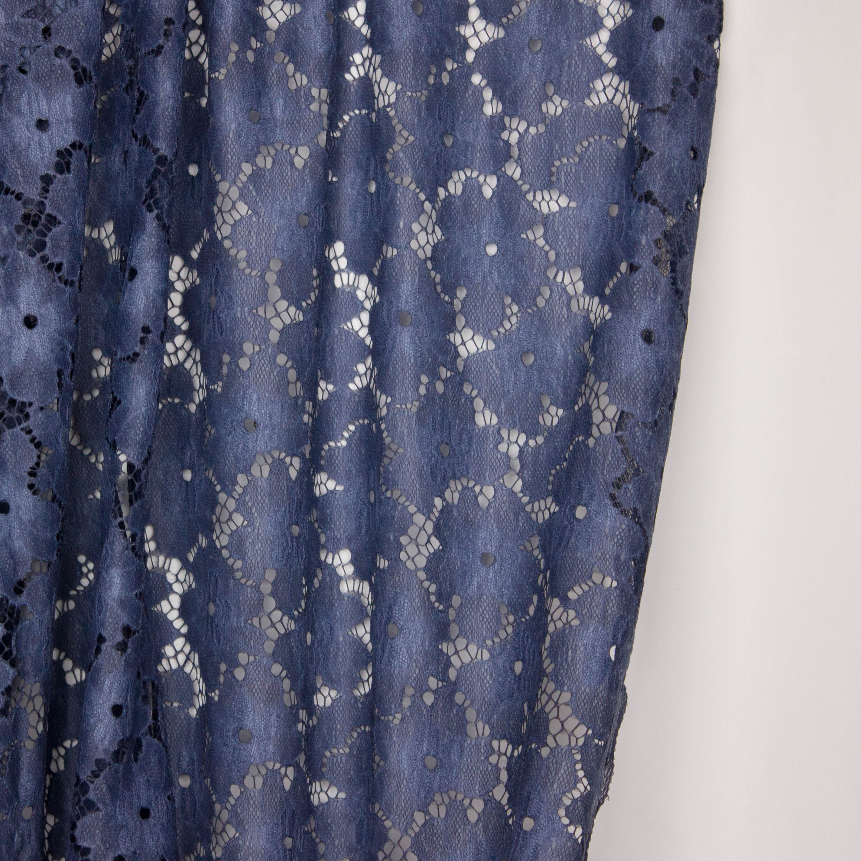 Blauwe rekbare kant met bloemen