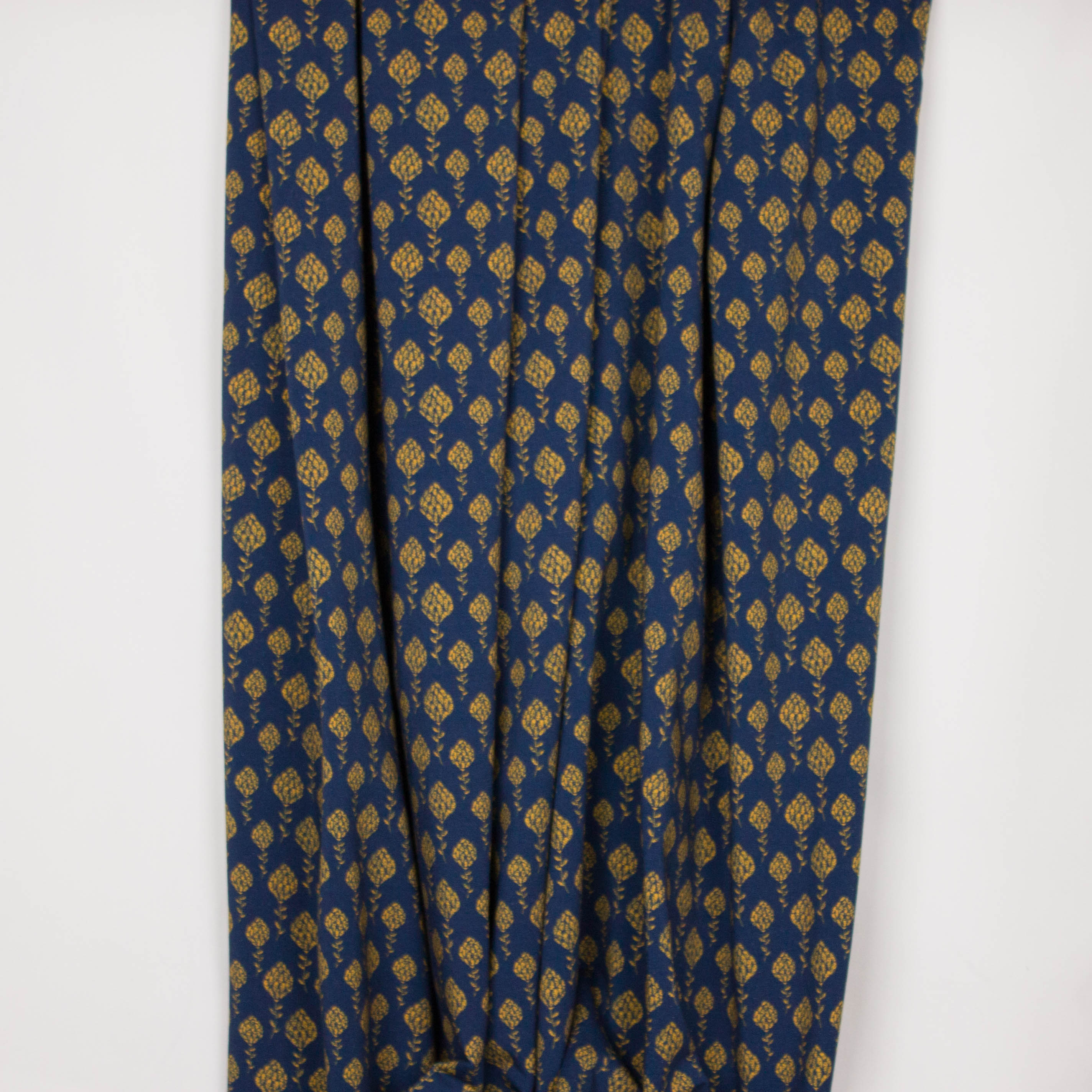 Donkerblauwe french terry met okerkleurige bloem