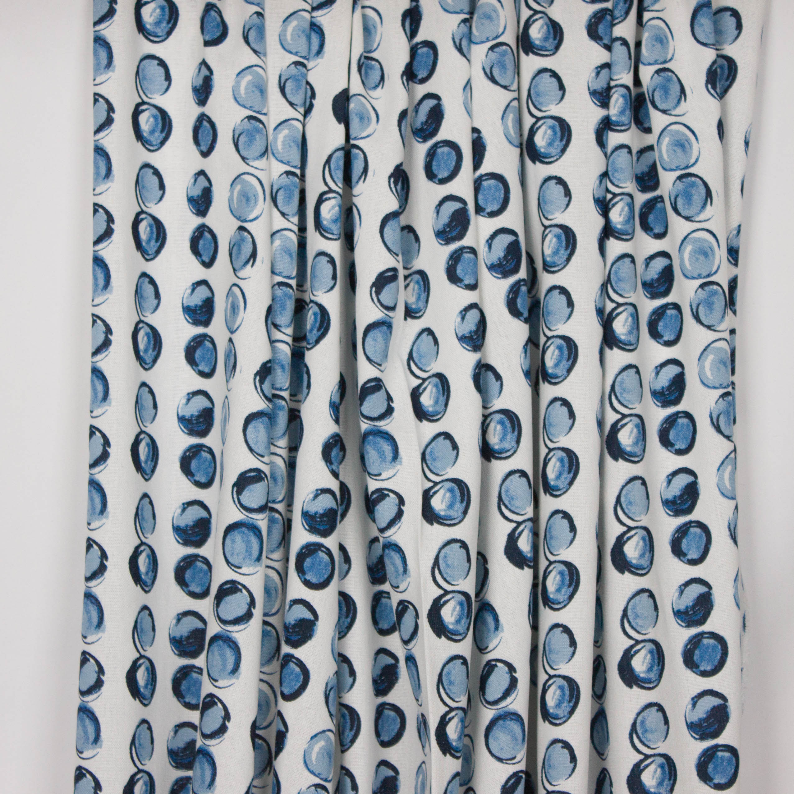 Witte viscose linnen mengeling met blauwe abstracte bollen